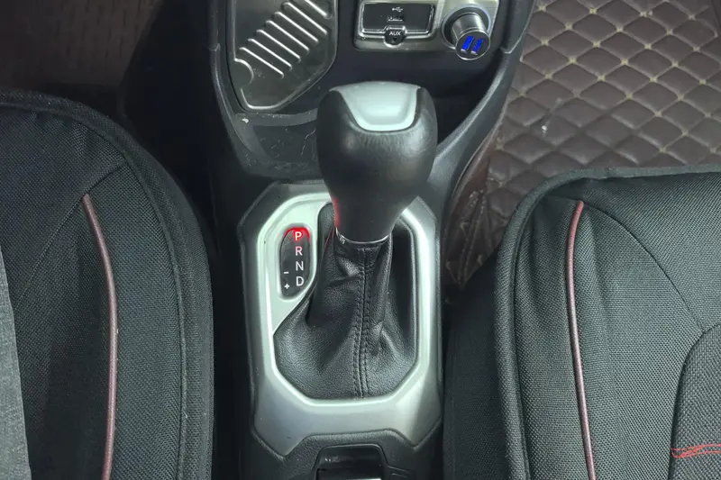Jeep Renegade — фото 11