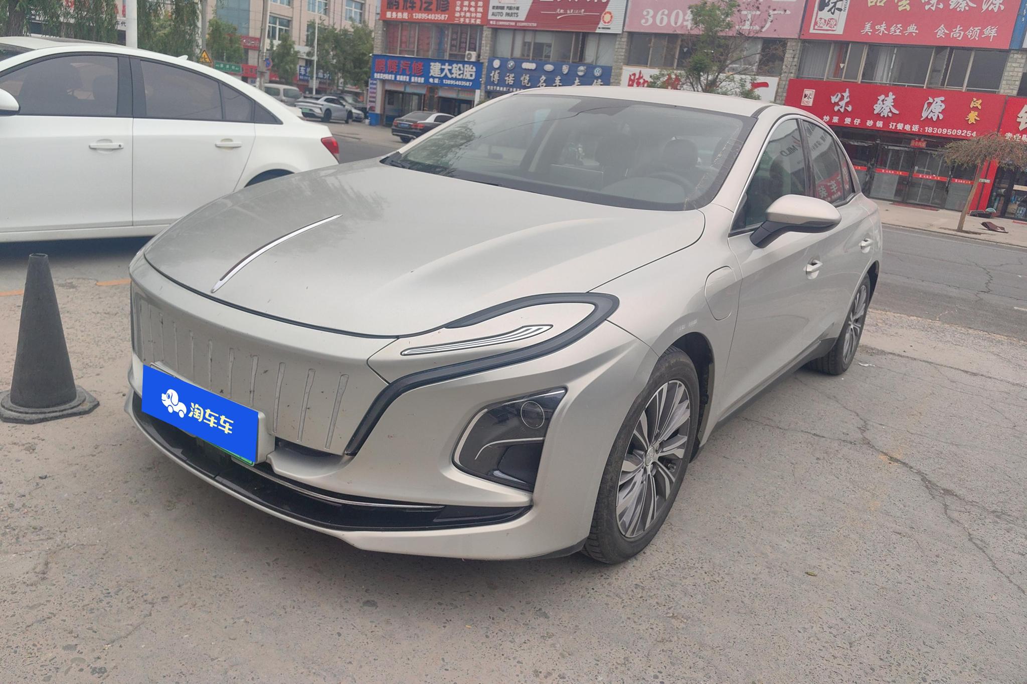 Hongqi E-QM5
