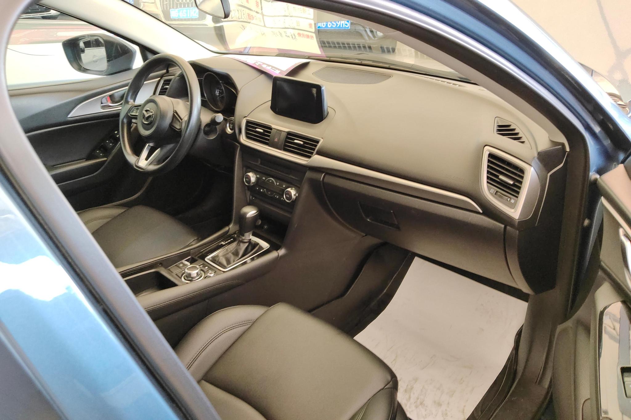 Mazda Mazda3 3 2017 1.5L AT Luxury V