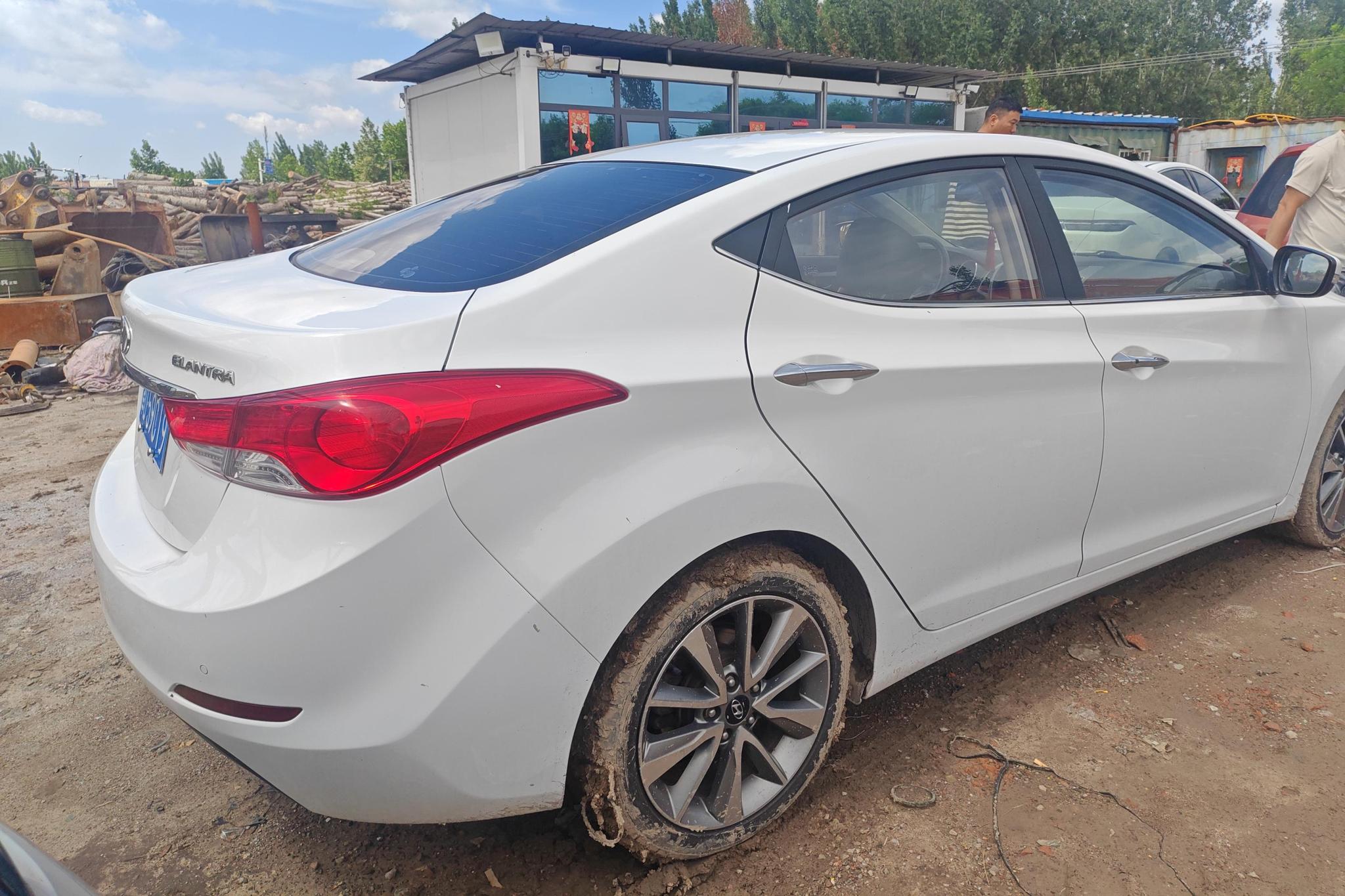 Hyundai Elantra 2016 1.6L AT Luxury