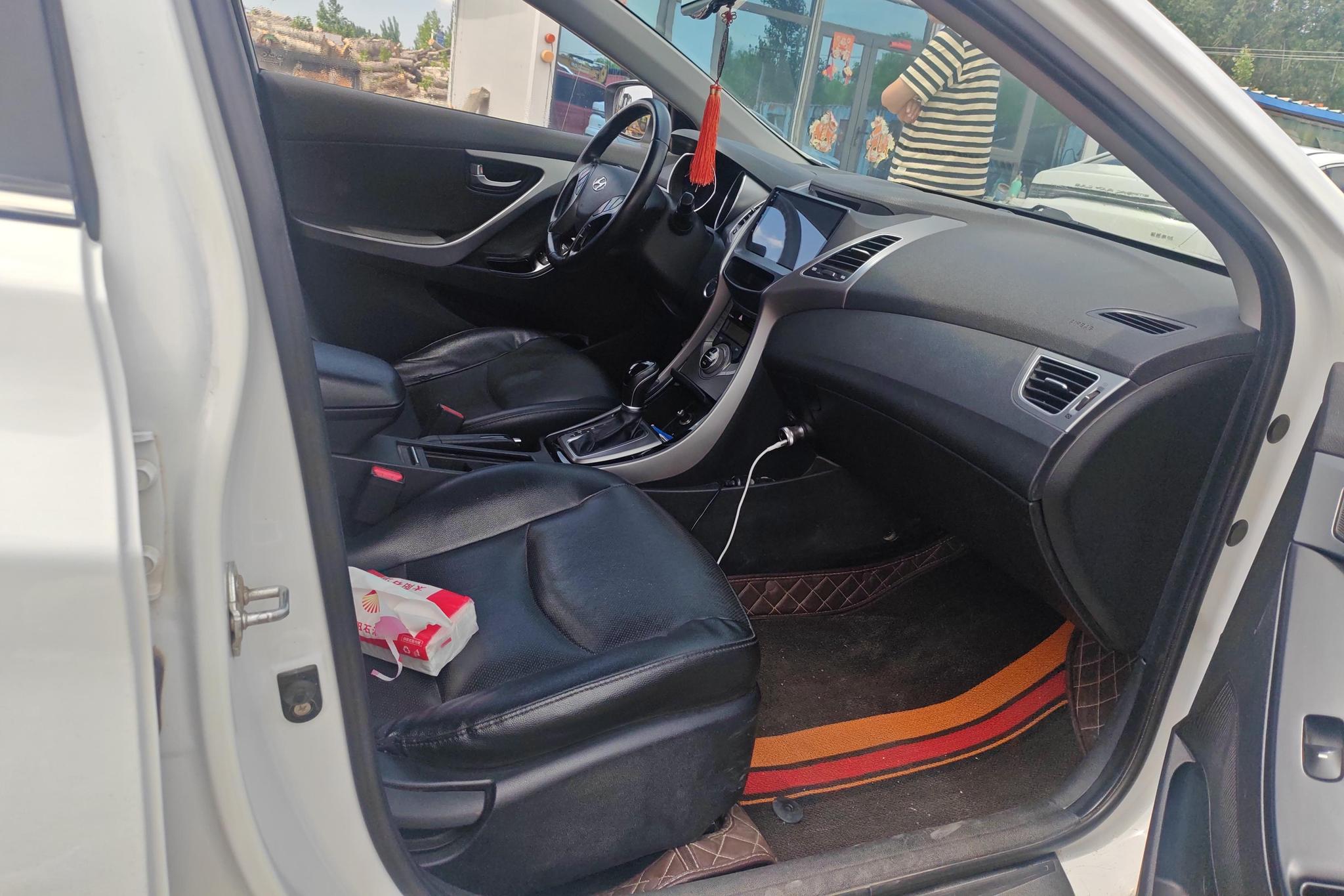 Hyundai Elantra 2016 1.6L AT Luxury