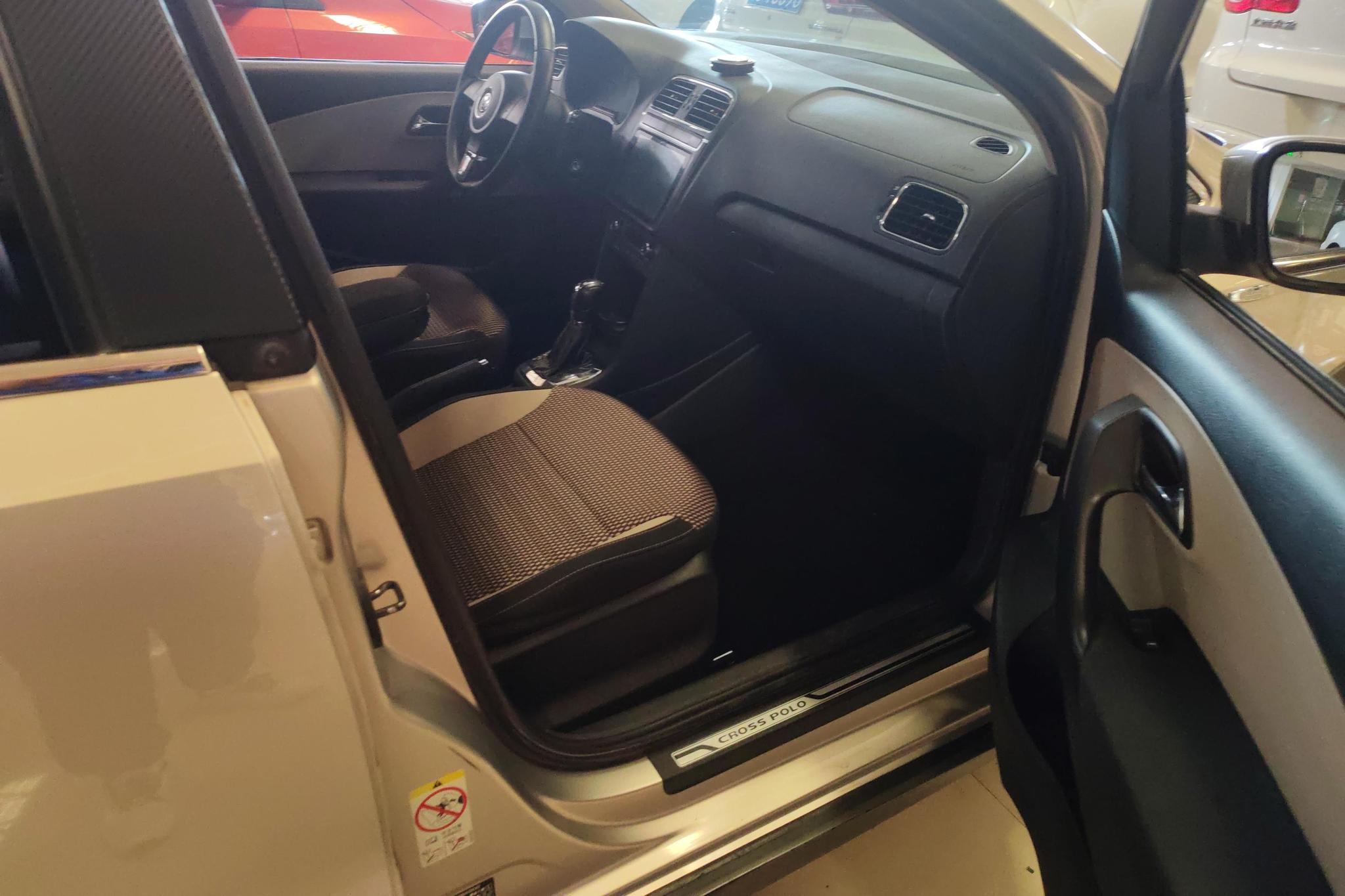 Volkswagen Polo 2012 1.6L Cross POLO AT