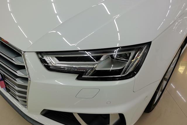 Audi A4L 2019 40 TFSI VI — фото 4