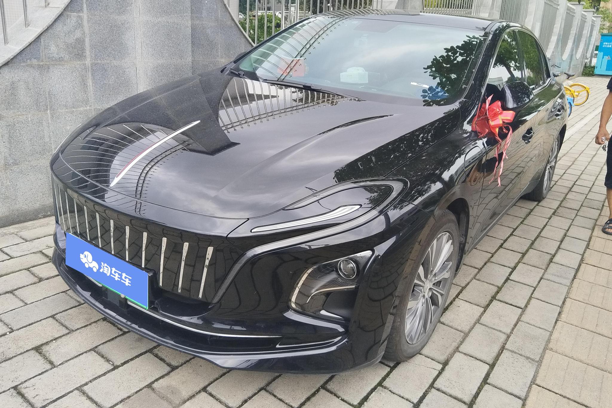Hongqi E-QM5