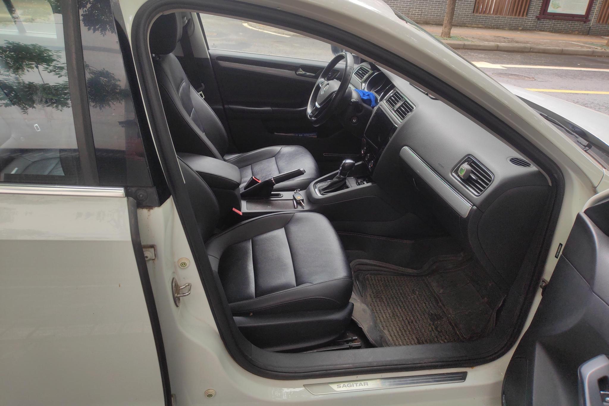 Volkswagen Sagitar 2015 1.6L AT Comfort