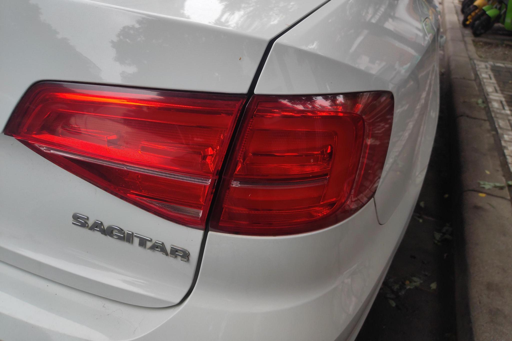 Volkswagen Sagitar 2015 1.6L AT Comfort