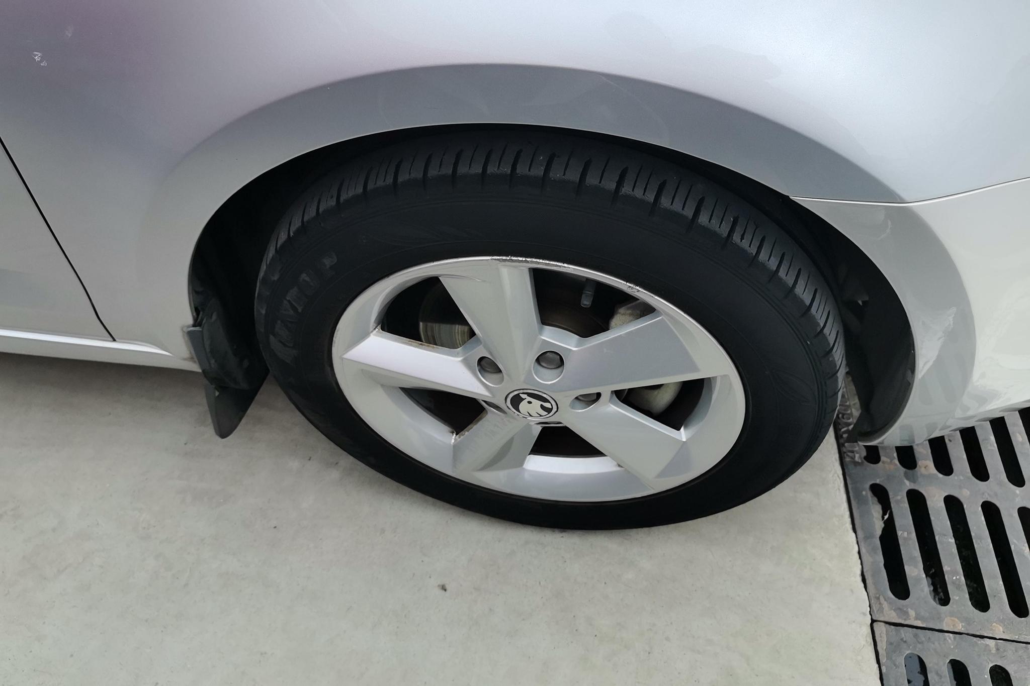 Skoda Octavia 2015 1.6L AT