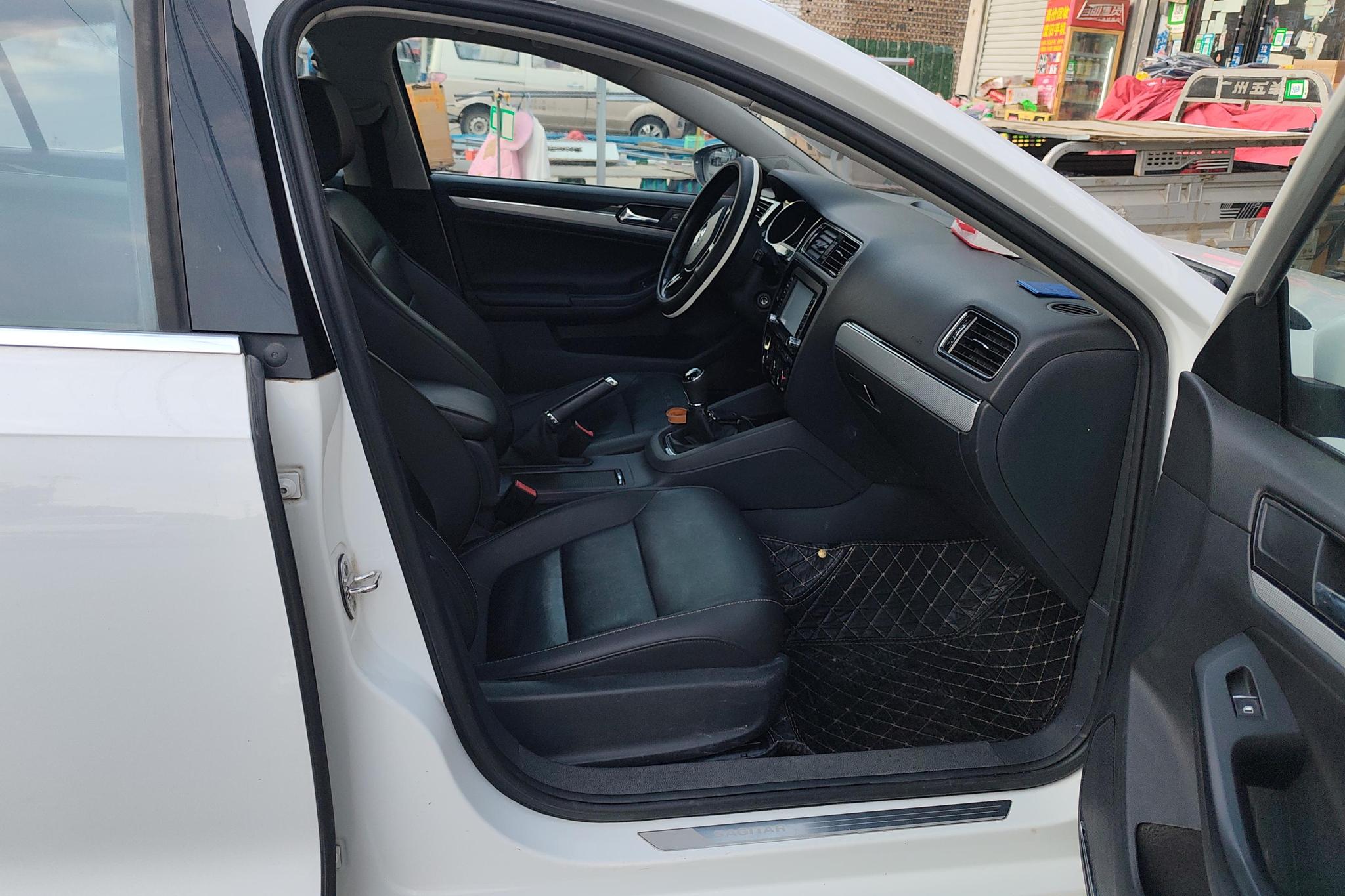 Volkswagen Sagitar 2015 1.6L MT Comfort