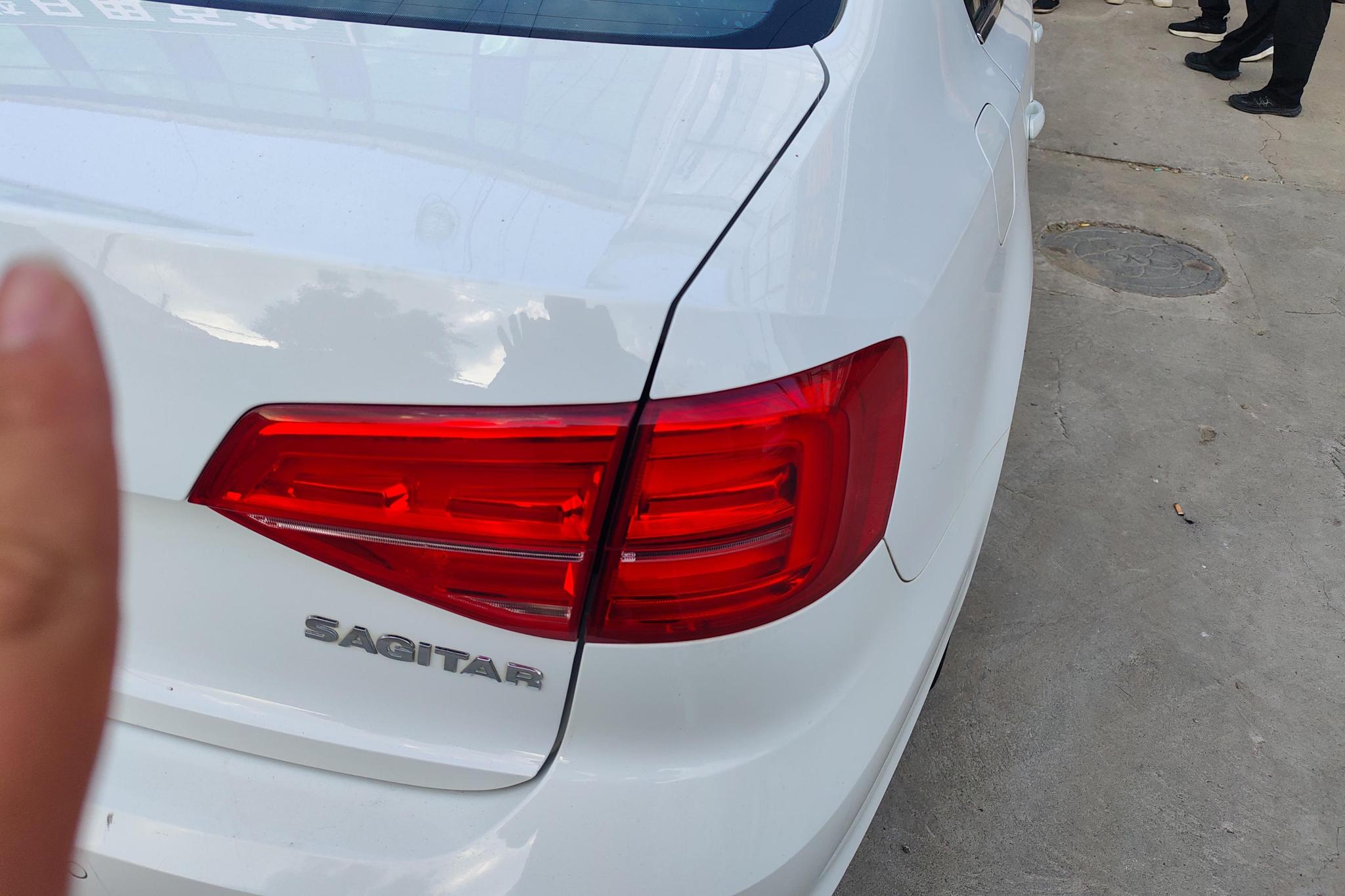 Volkswagen Sagitar 2015 1.6L MT Comfort