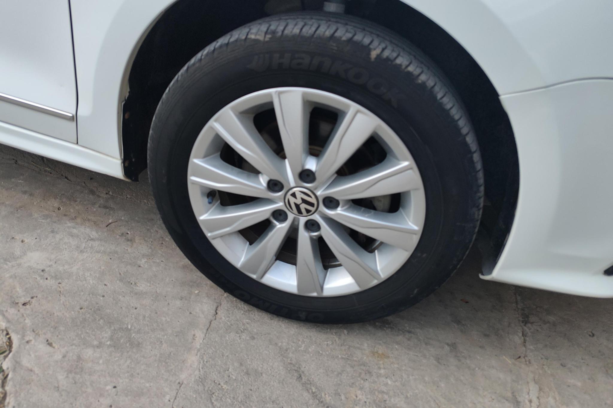 Volkswagen Sagitar 2015 1.6L MT Comfort