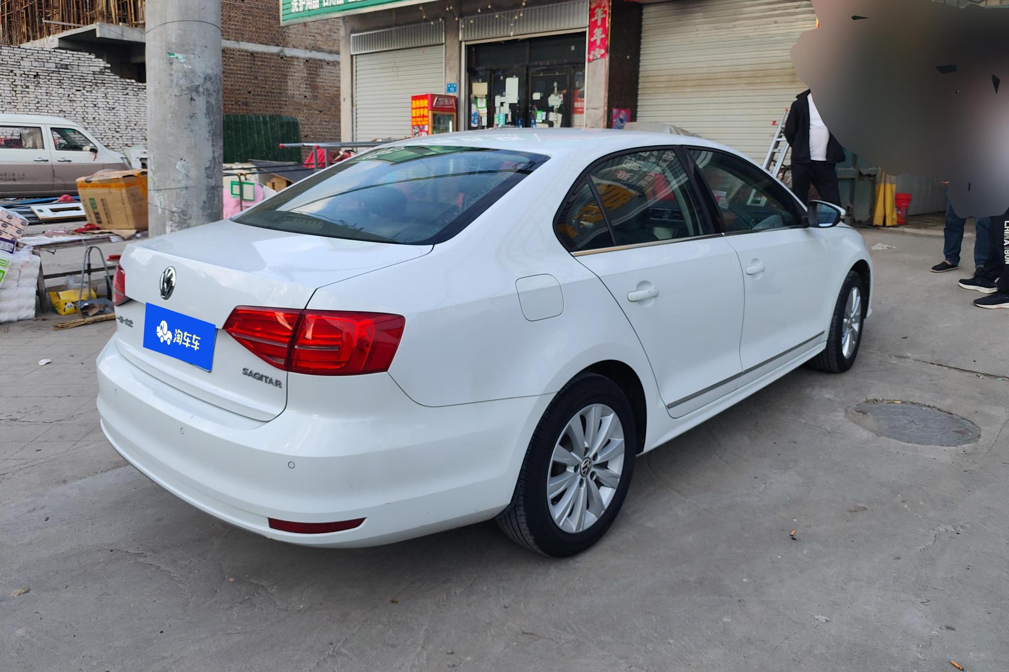 Volkswagen Sagitar 2015 1.6L MT Comfort