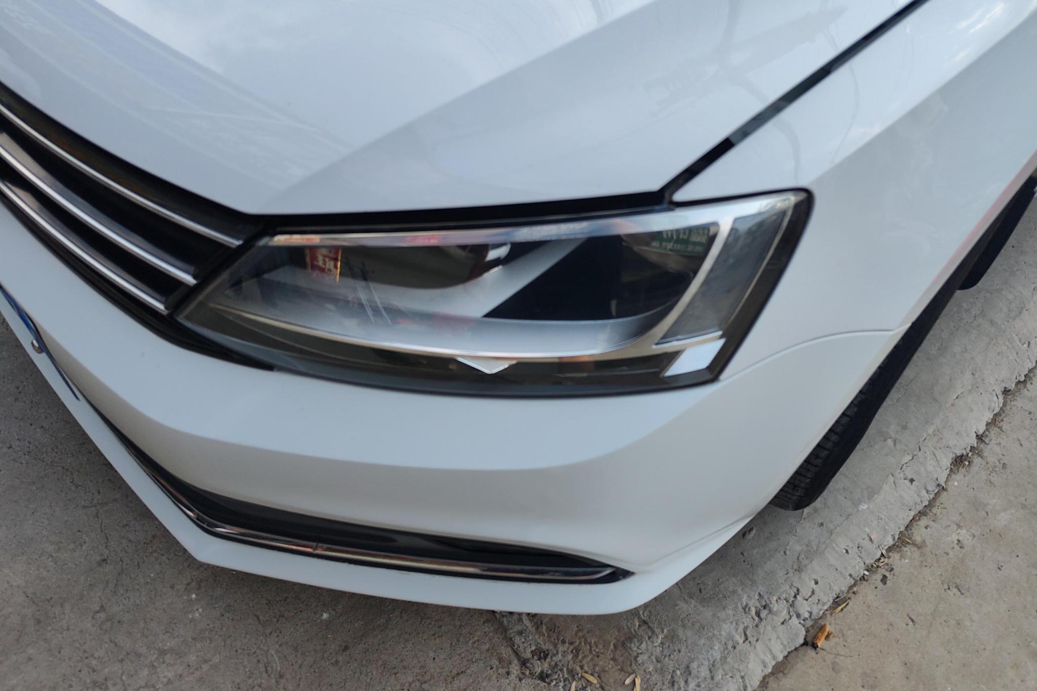 Volkswagen Sagitar 2015 1.6L MT Comfort