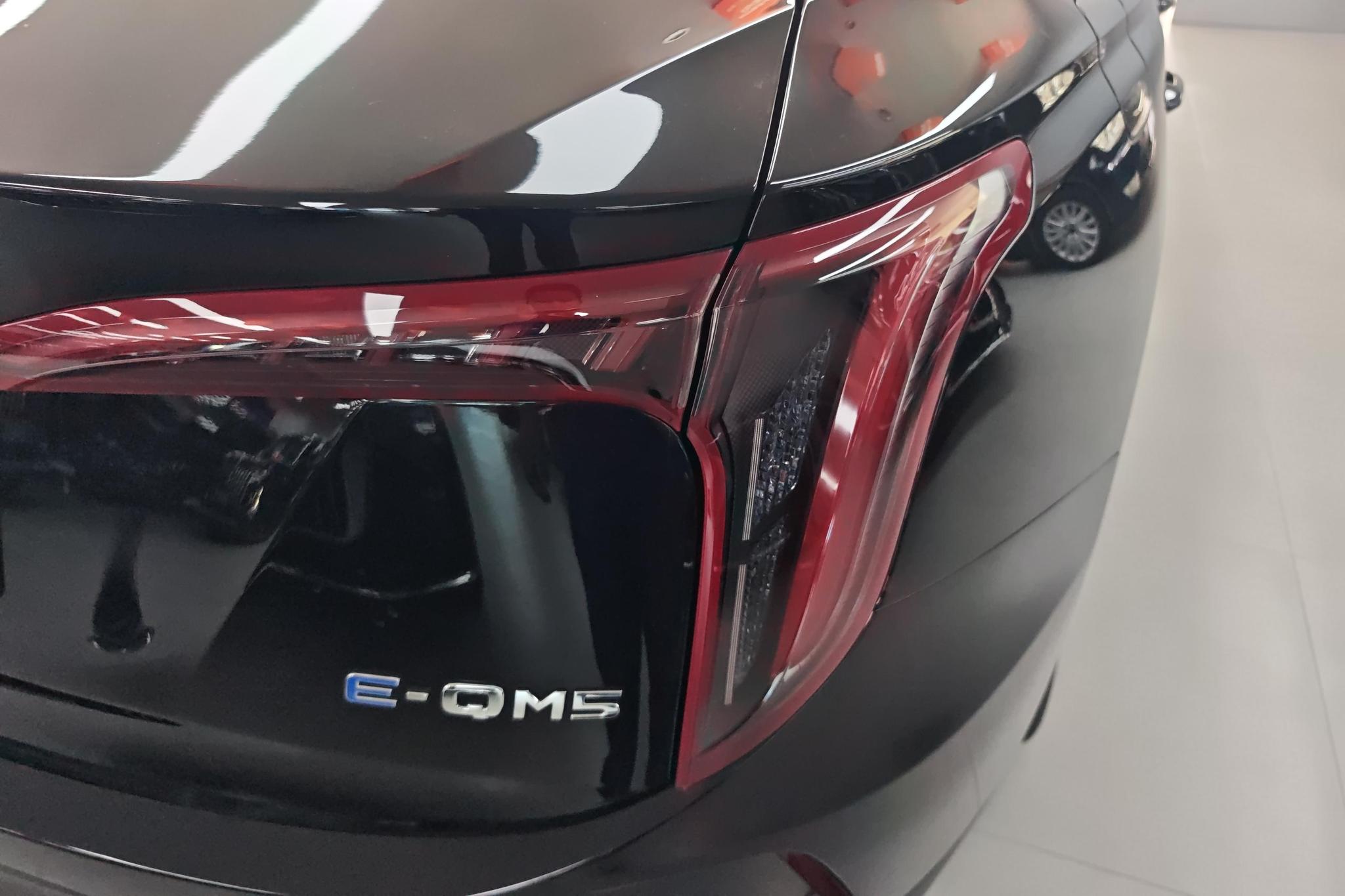 Hongqi E-QM5