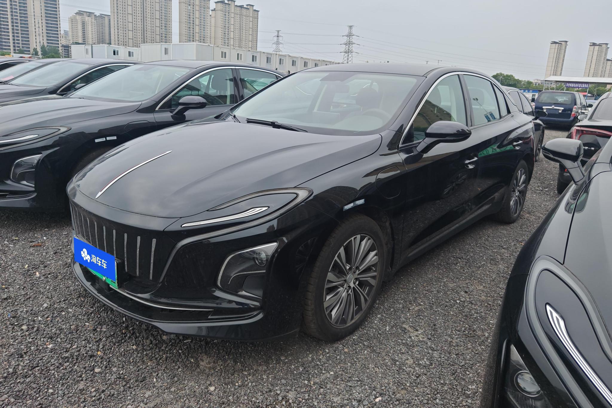 Hongqi E-QM5