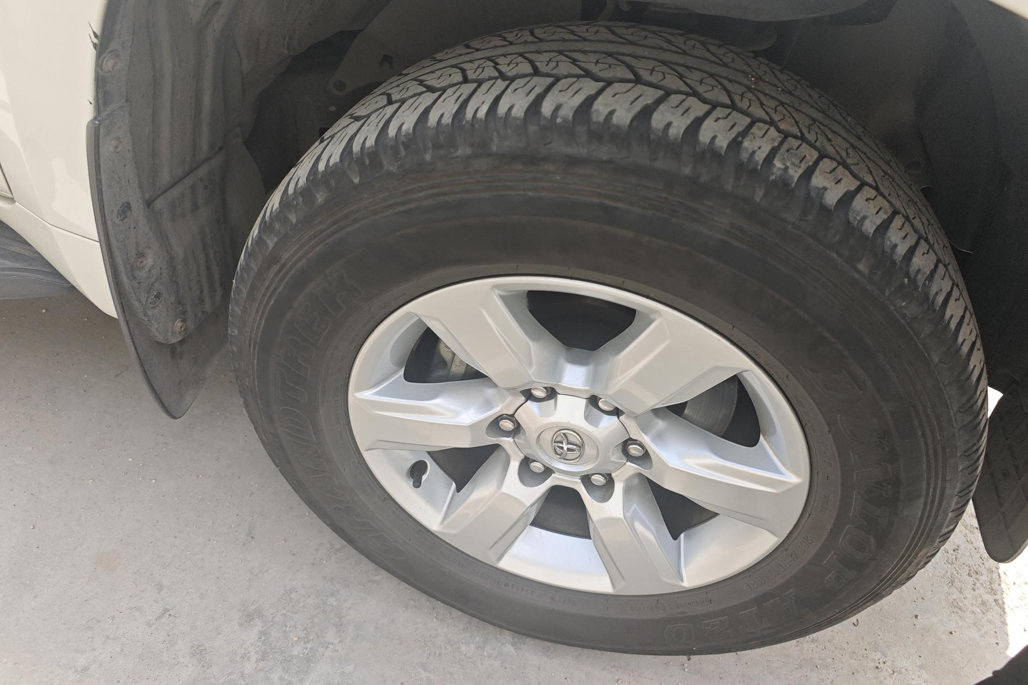 Toyota Land Cruiser Prado 2016 2.7L AT Standard