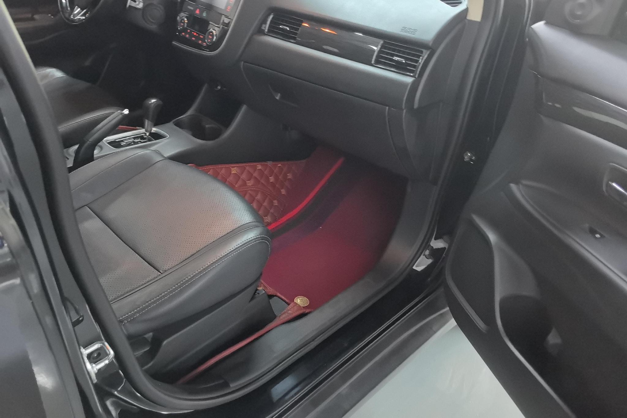 Mitsubishi Outlander 2016 2.4L Elite 5 мест