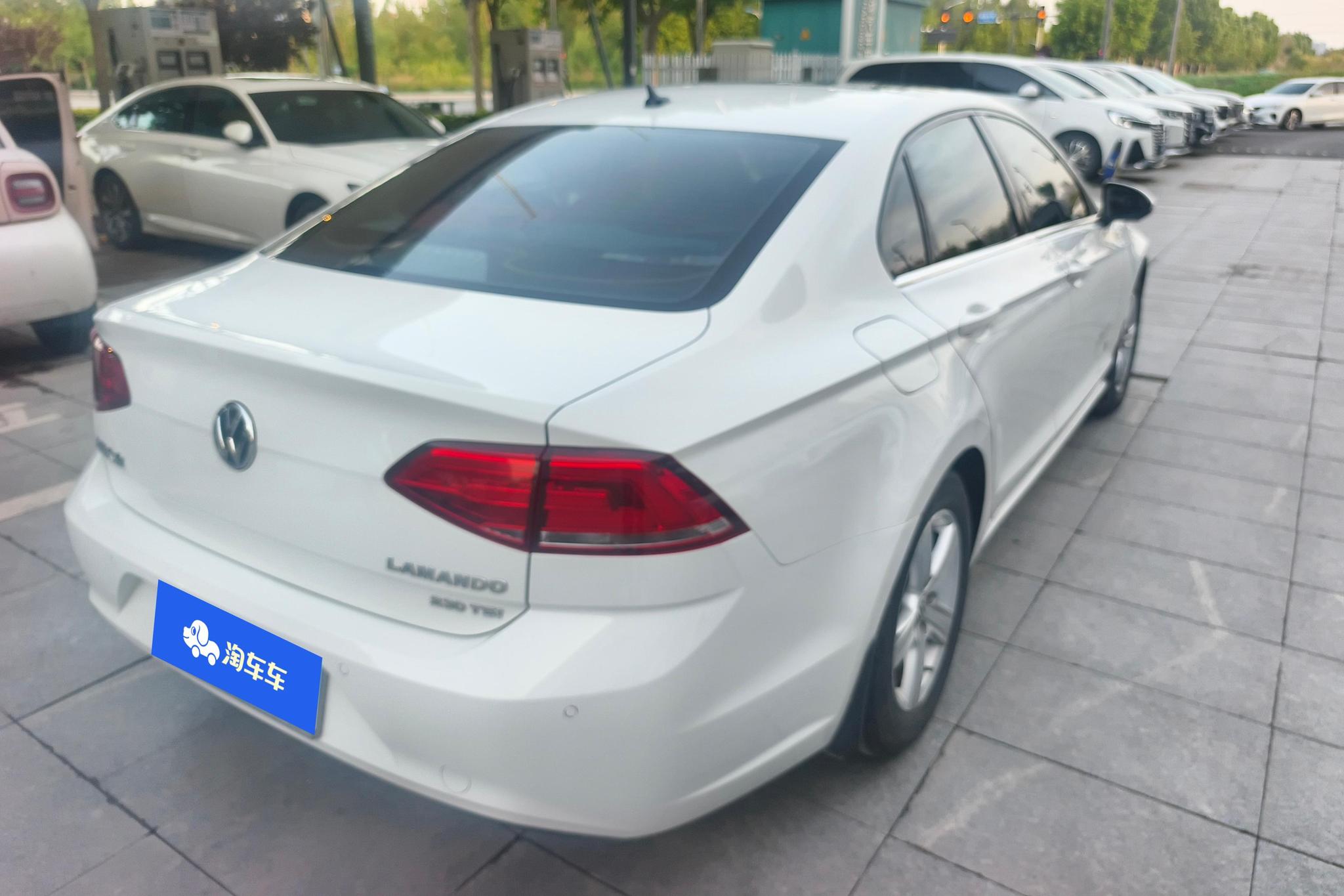 Volkswagen Lamando 2017 230TSI DSG