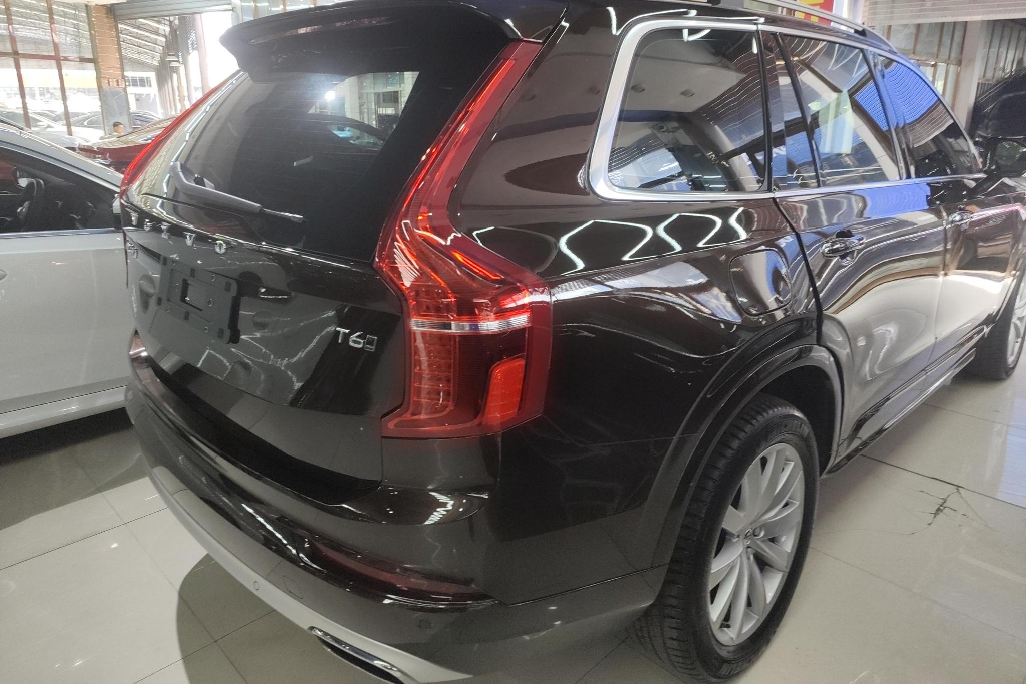 Volvo XC90 2018 T6 5 мест