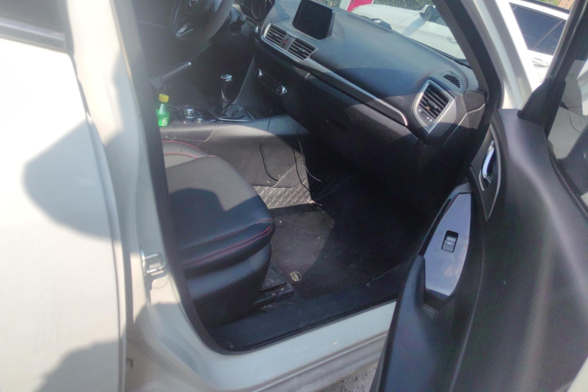 Mazda Mazda3 3 2017 1.5L MT Luxury V