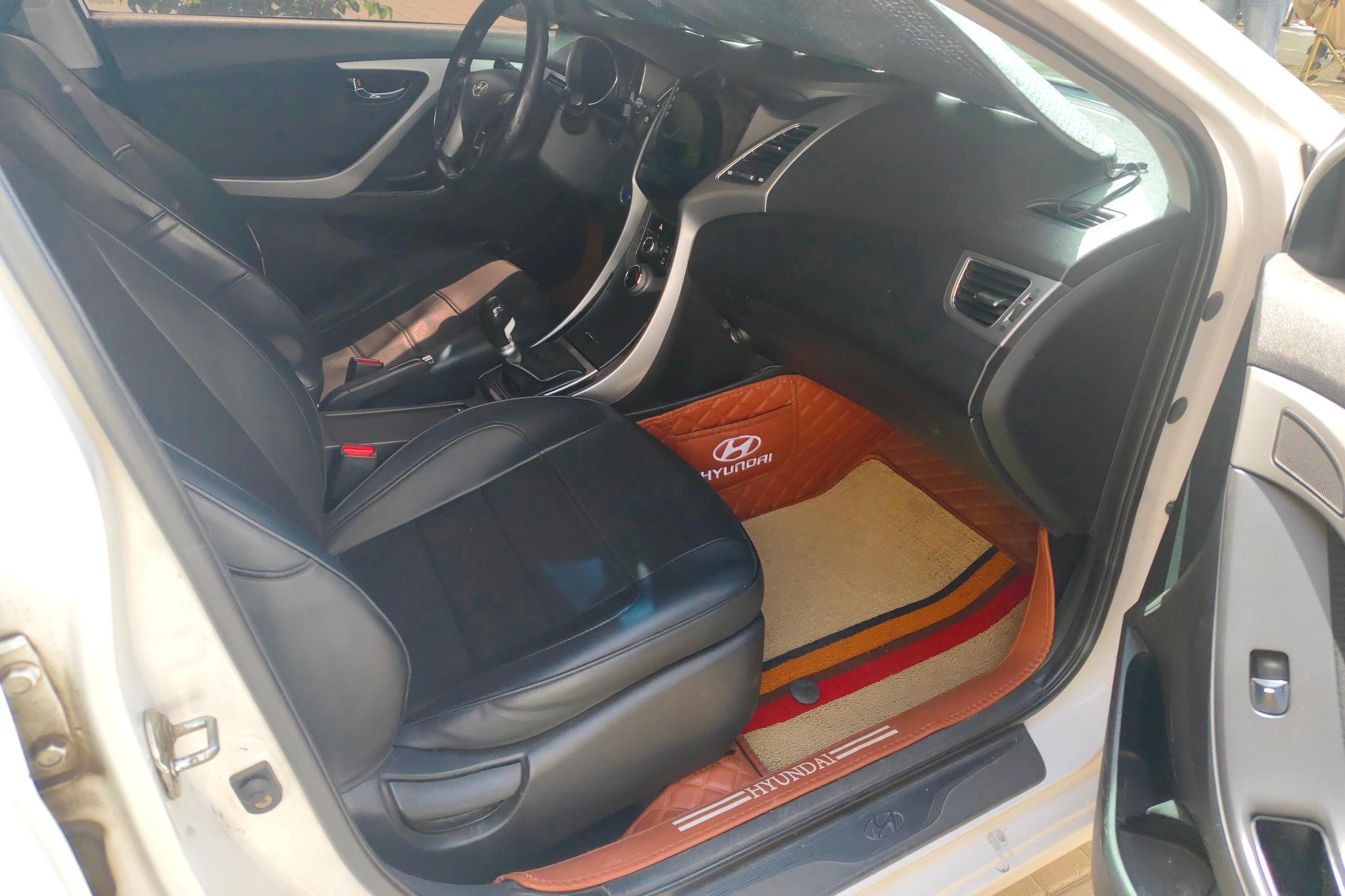 Hyundai Elantra 2012 1.6L MT Lead