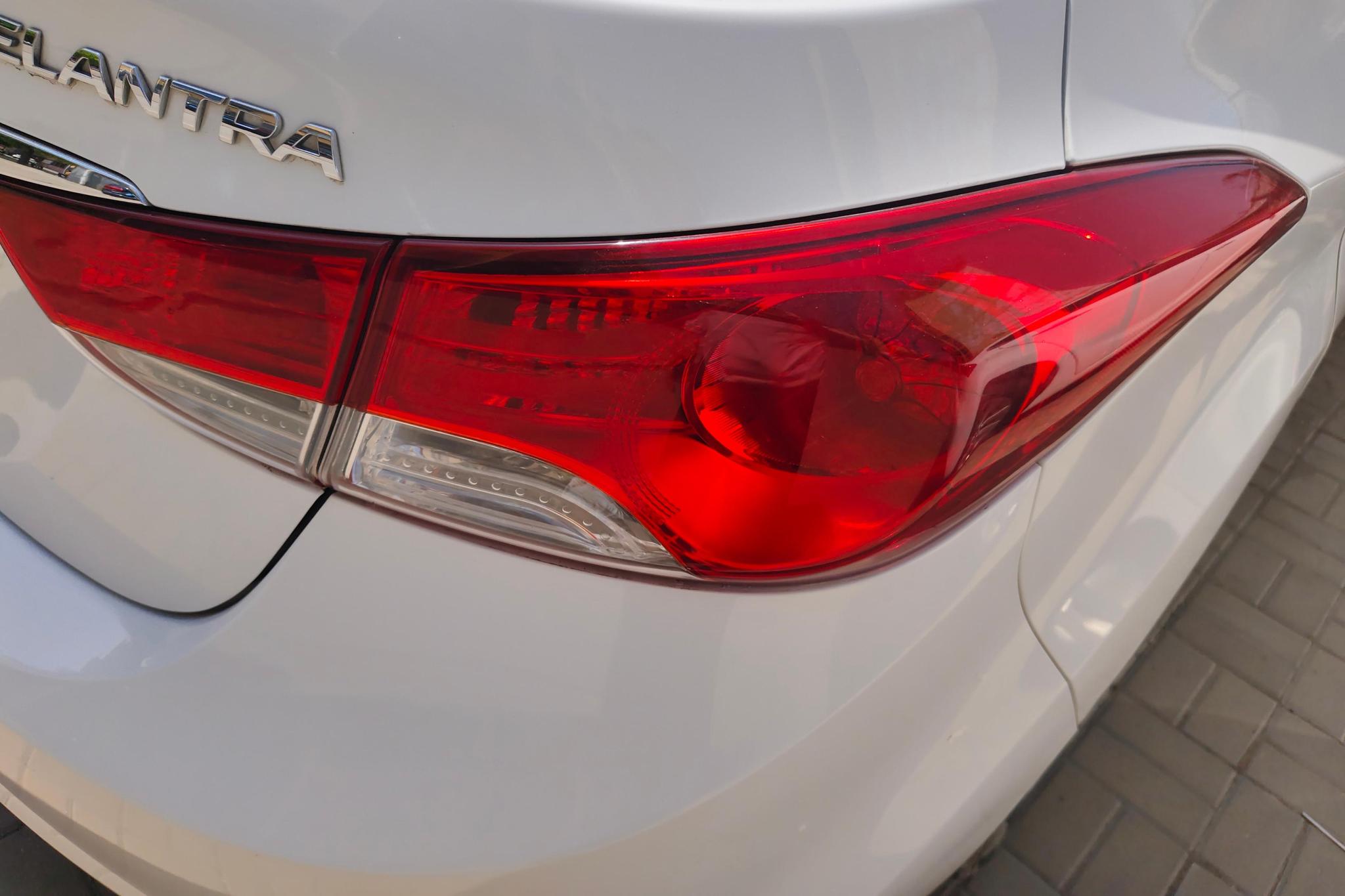 Hyundai Elantra 2012 1.6L MT Lead