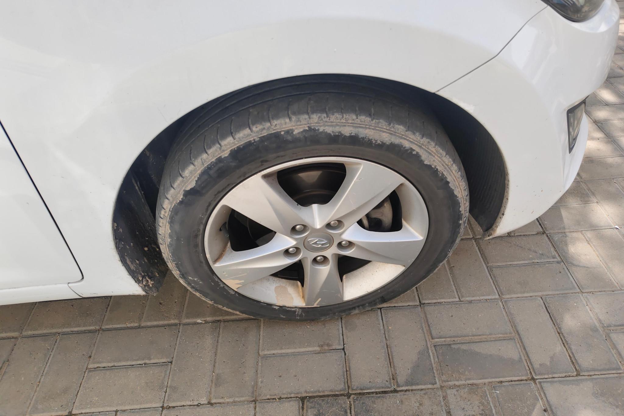 Hyundai Elantra 2012 1.6L MT Lead