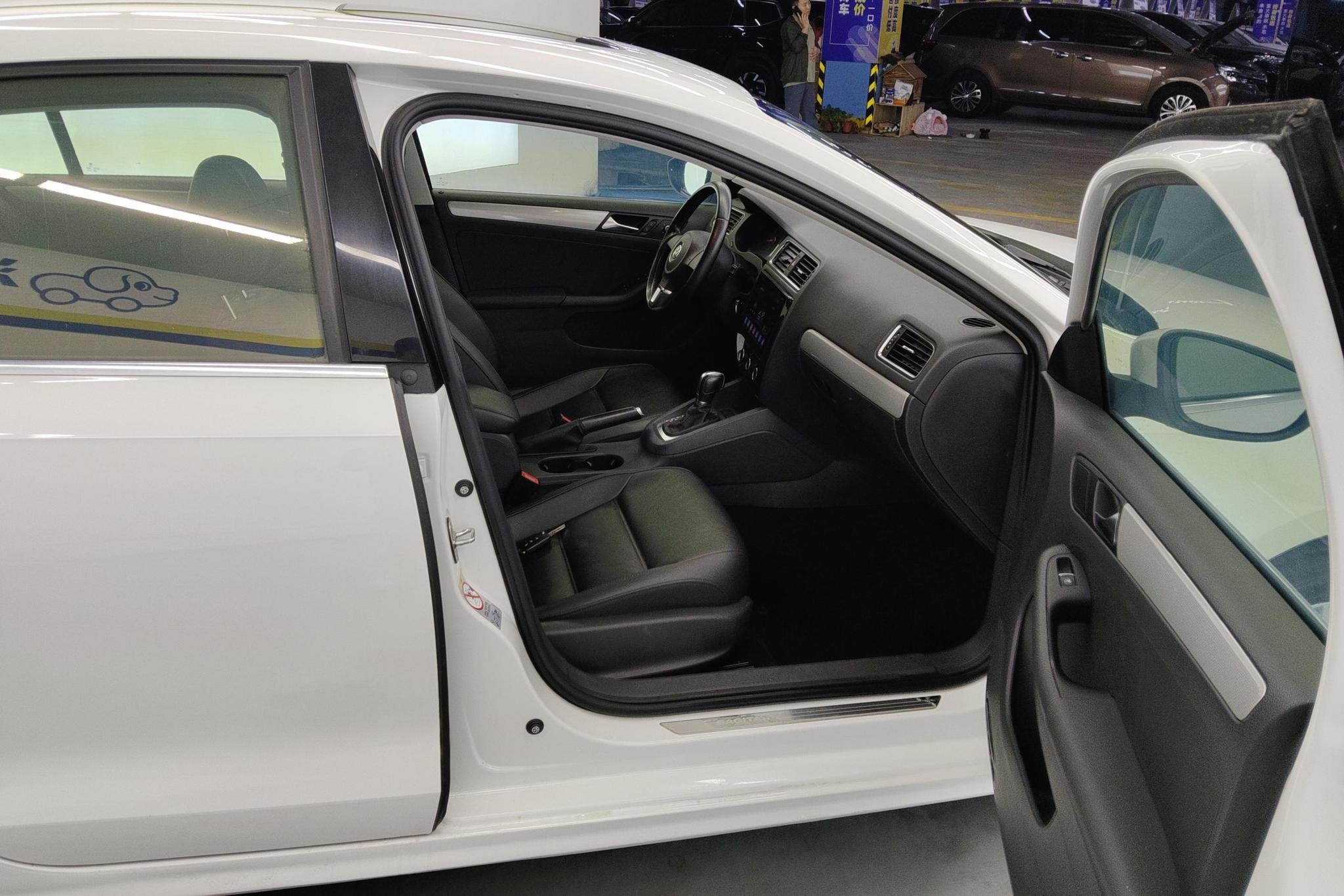 Volkswagen Sagitar 2014 1.6L AT Comfort