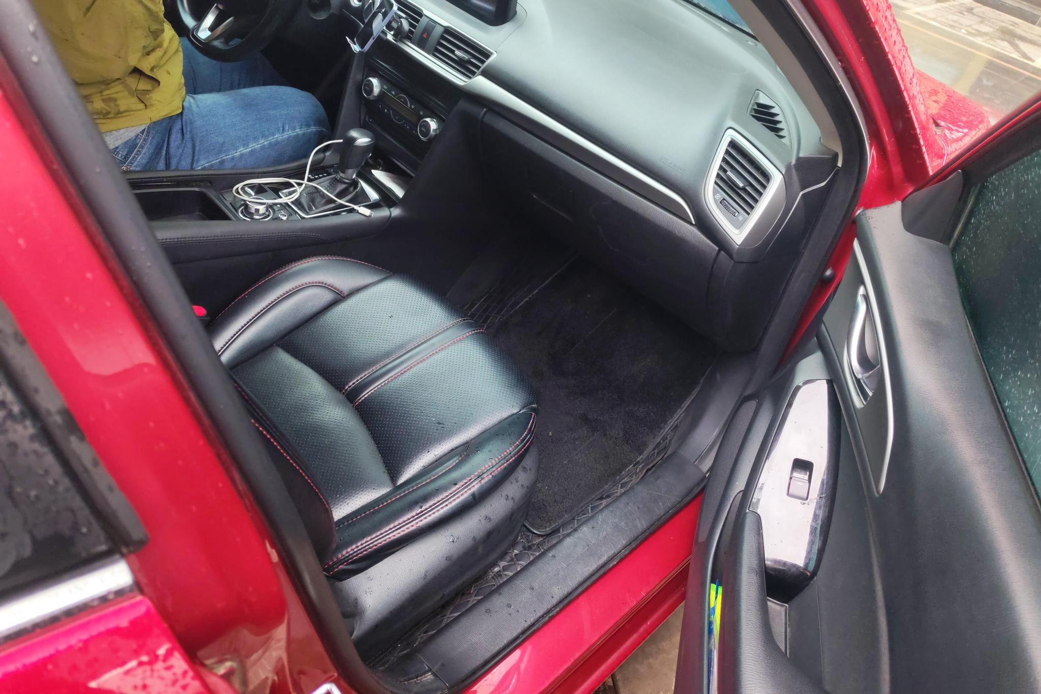 Mazda Mazda3 3 2017 1.5L AT Luxury V
