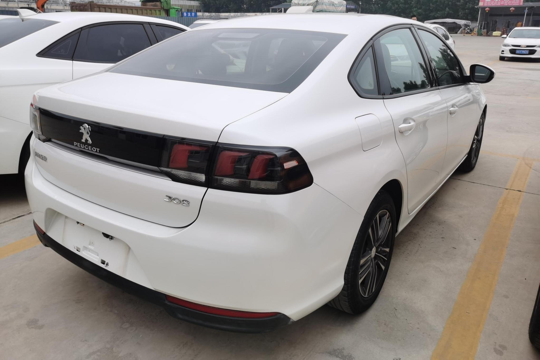 Peugeot 308 2016 1.6L MT Fashion