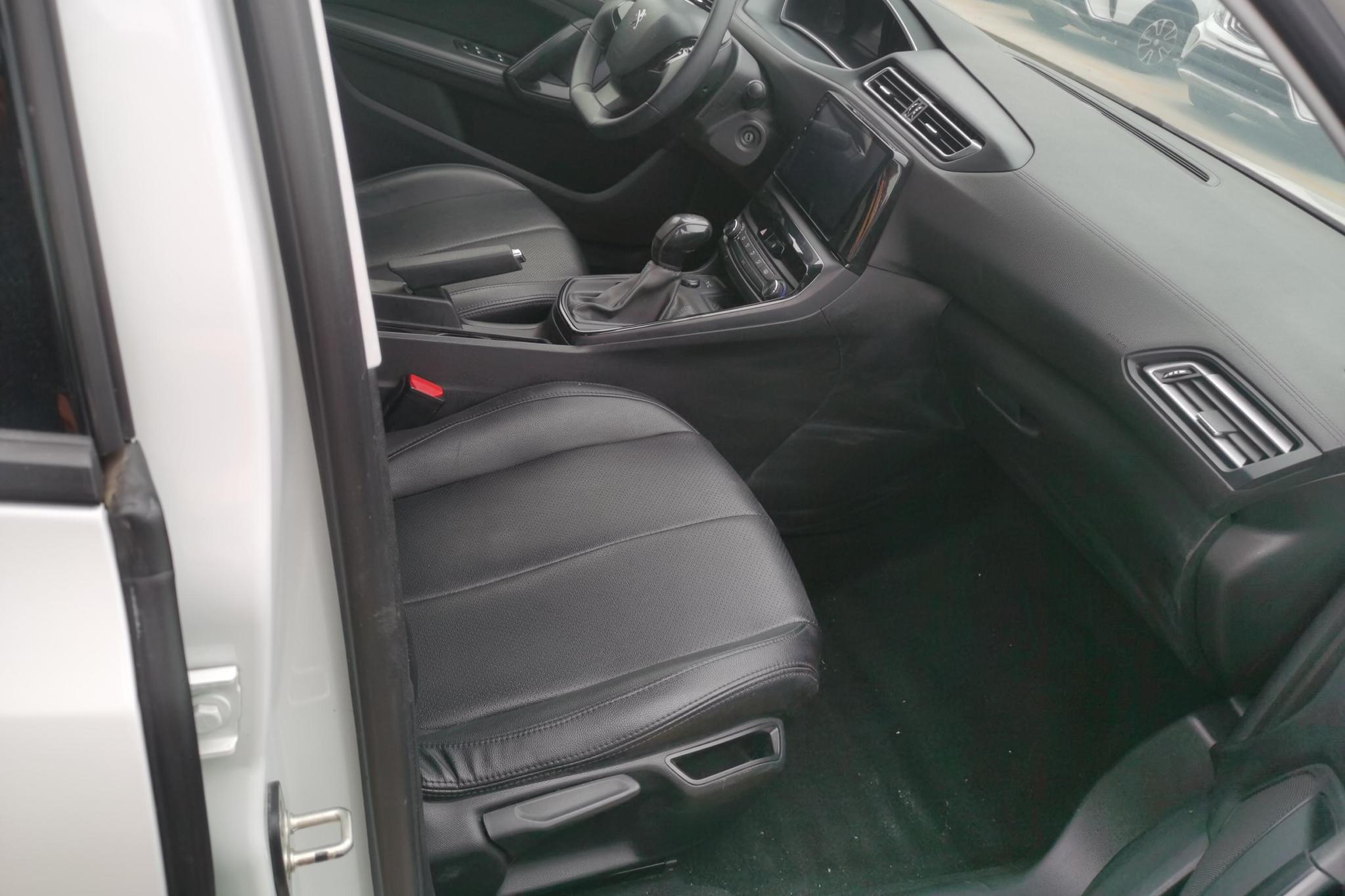 Peugeot 308 2016 1.6L MT Fashion