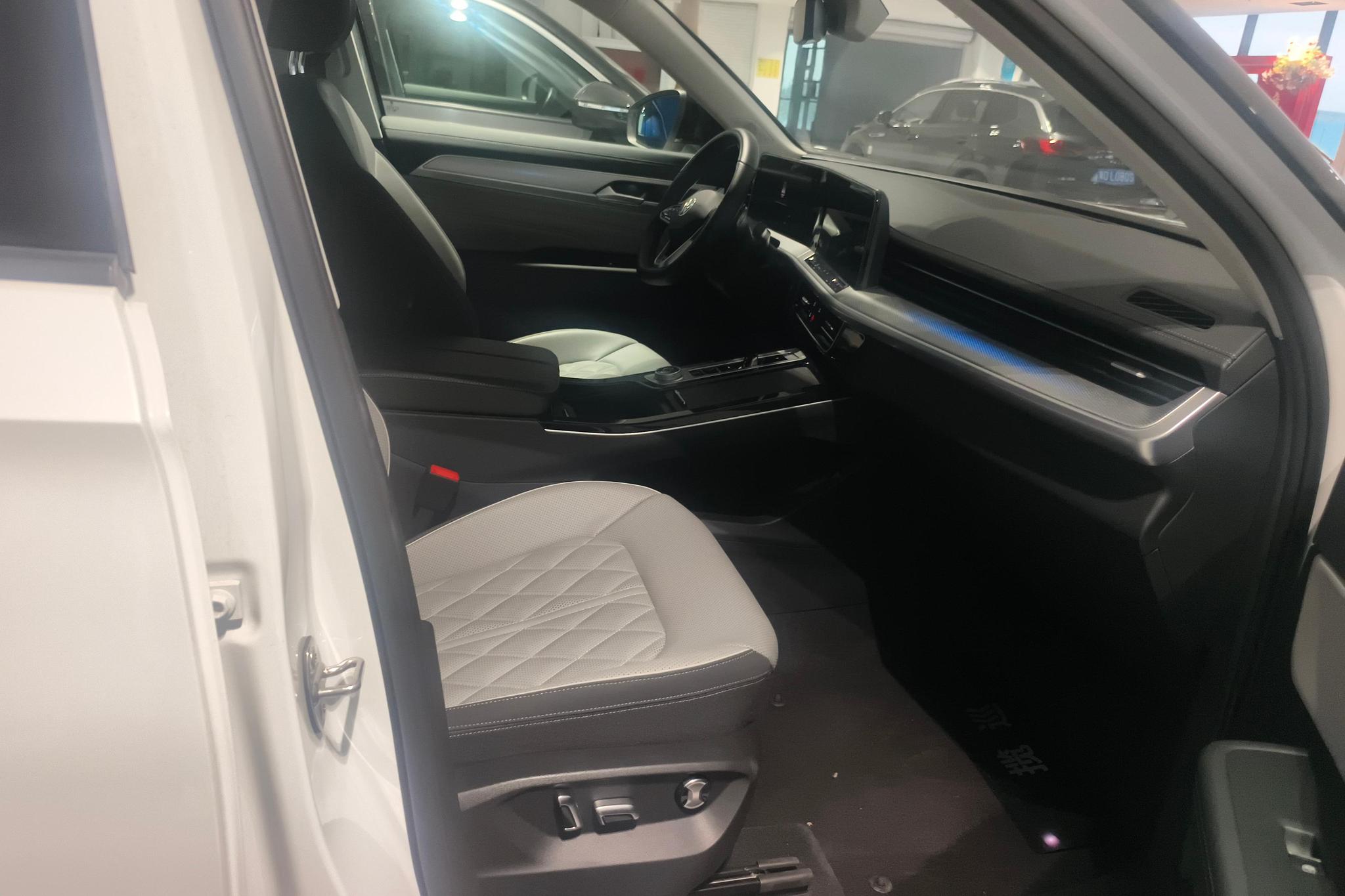 Volkswagen Tavendor 2023 380TSI R-Line