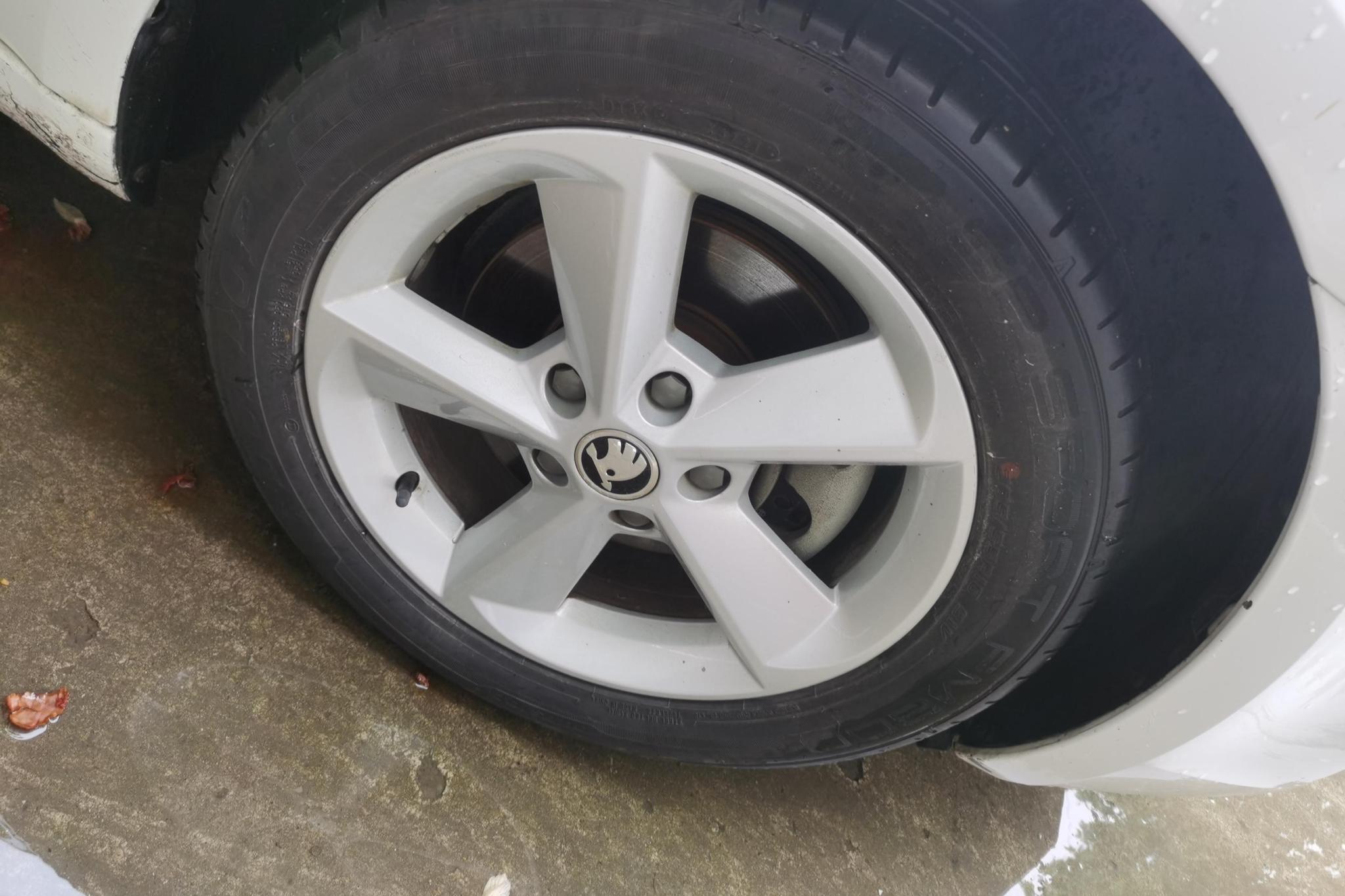 Skoda Octavia 2015 1.6L AT