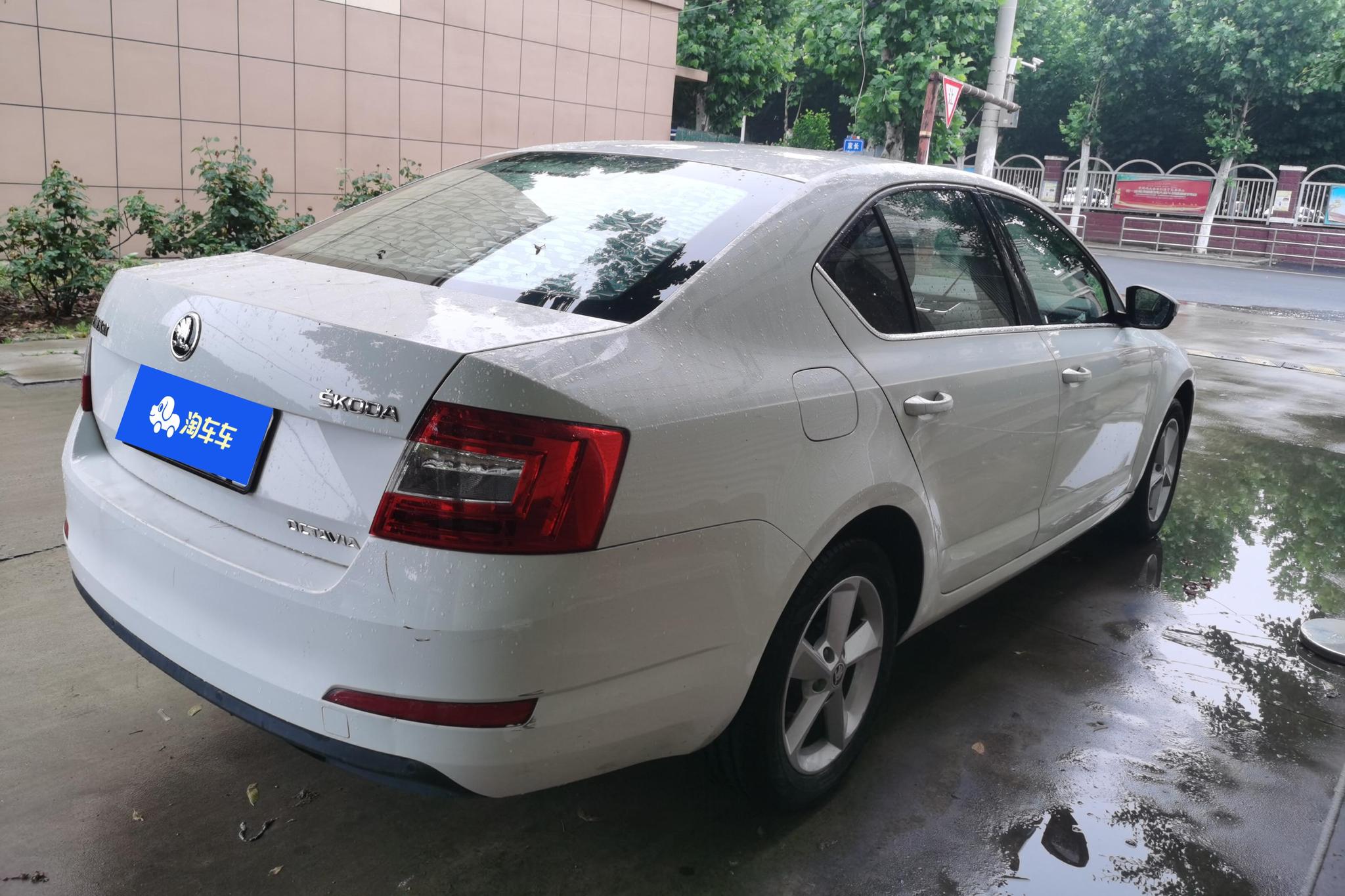 Skoda Octavia 2015 1.6L AT