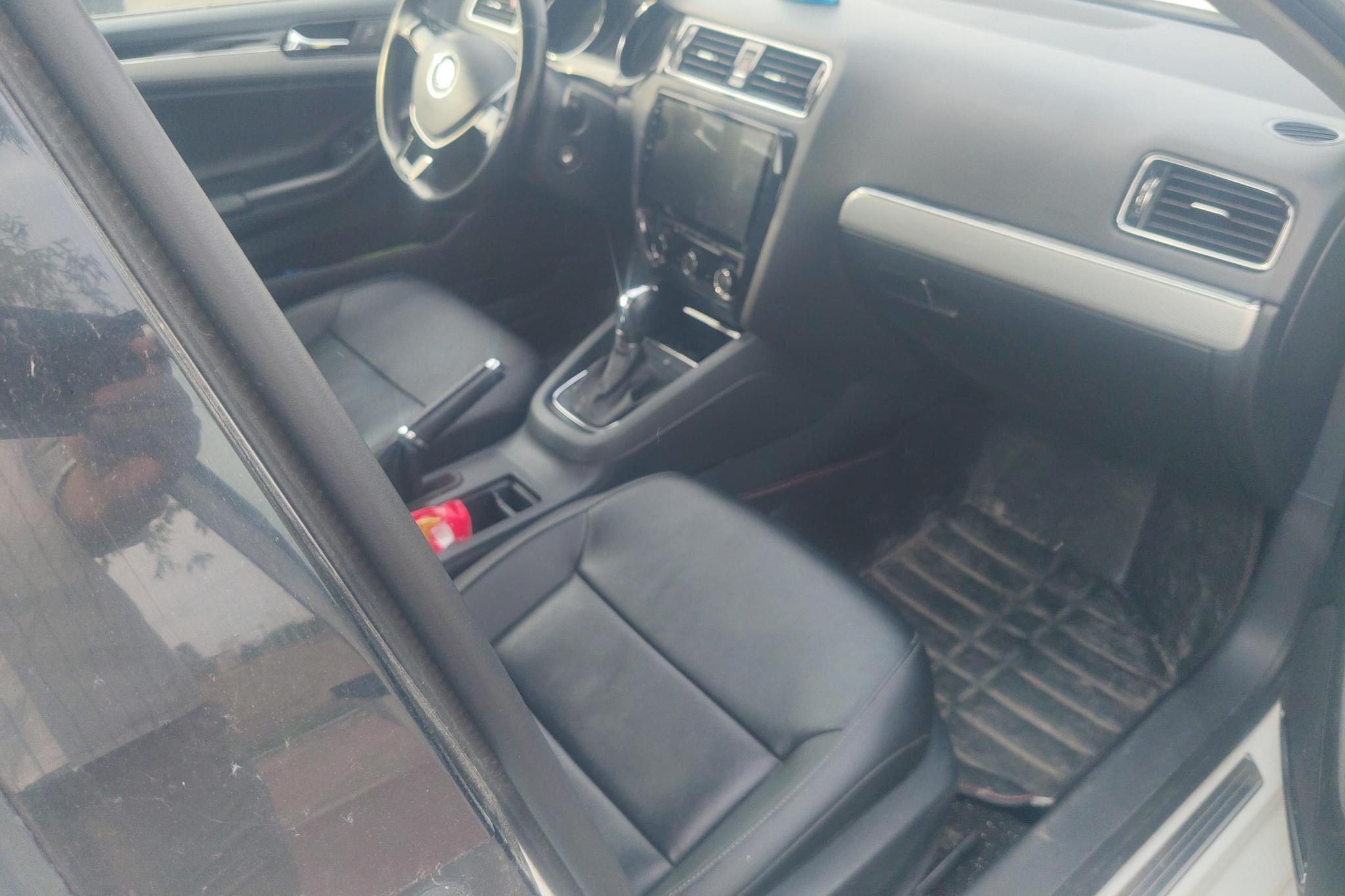 Volkswagen Sagitar 2015 1.6L AT Comfort