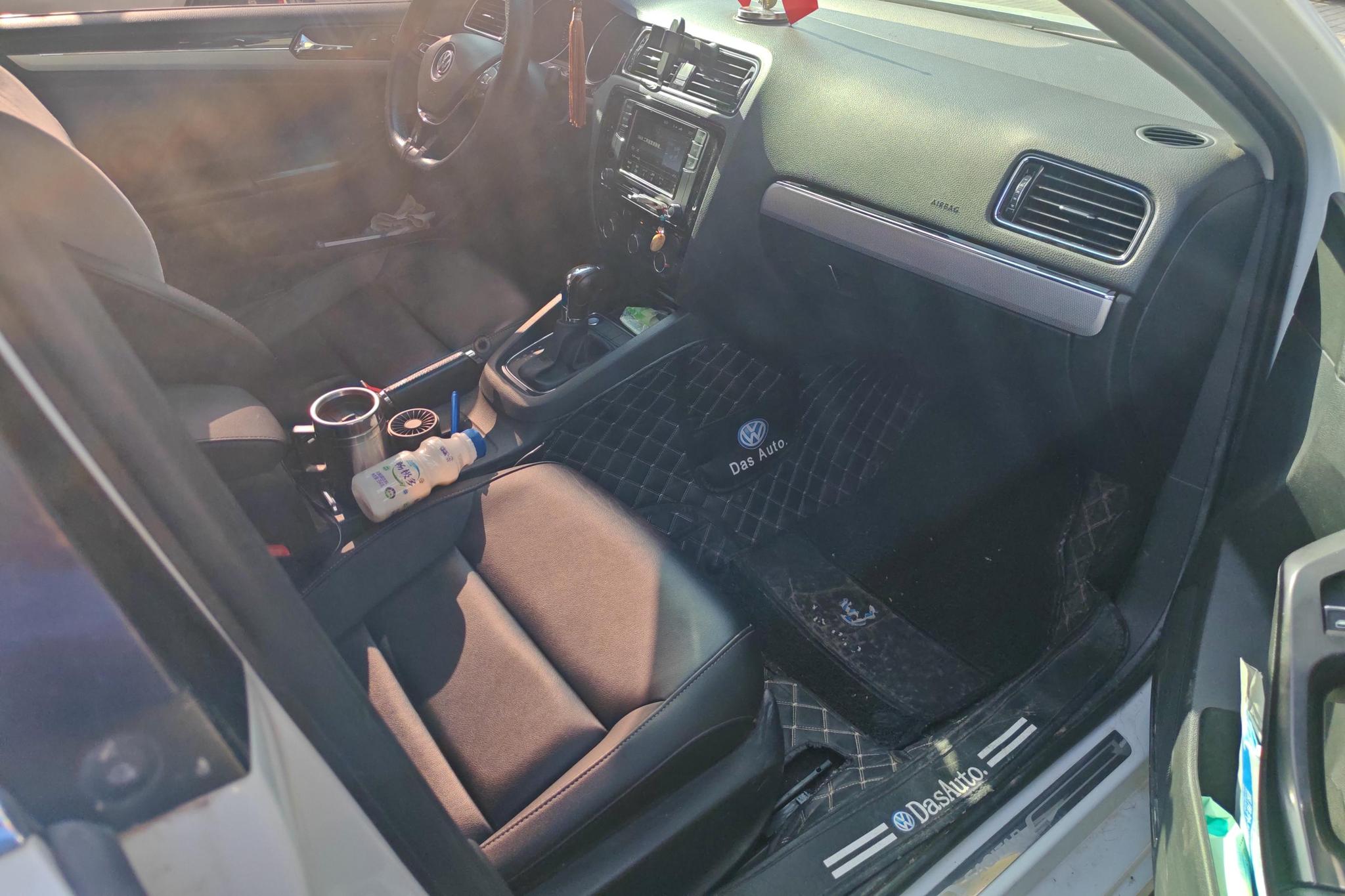 Volkswagen Sagitar 2018 1.6L AT Comfort