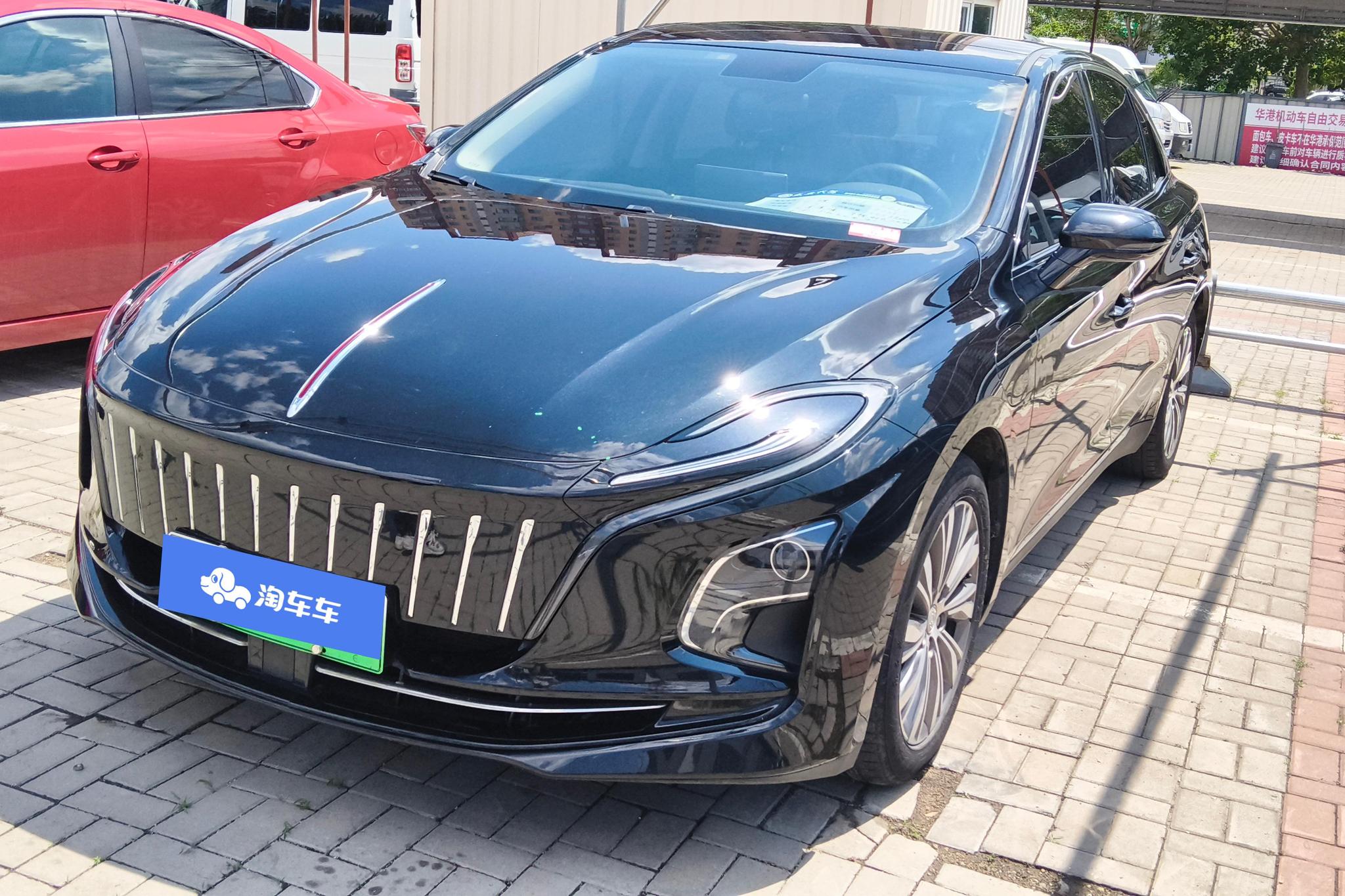 Hongqi E-QM5