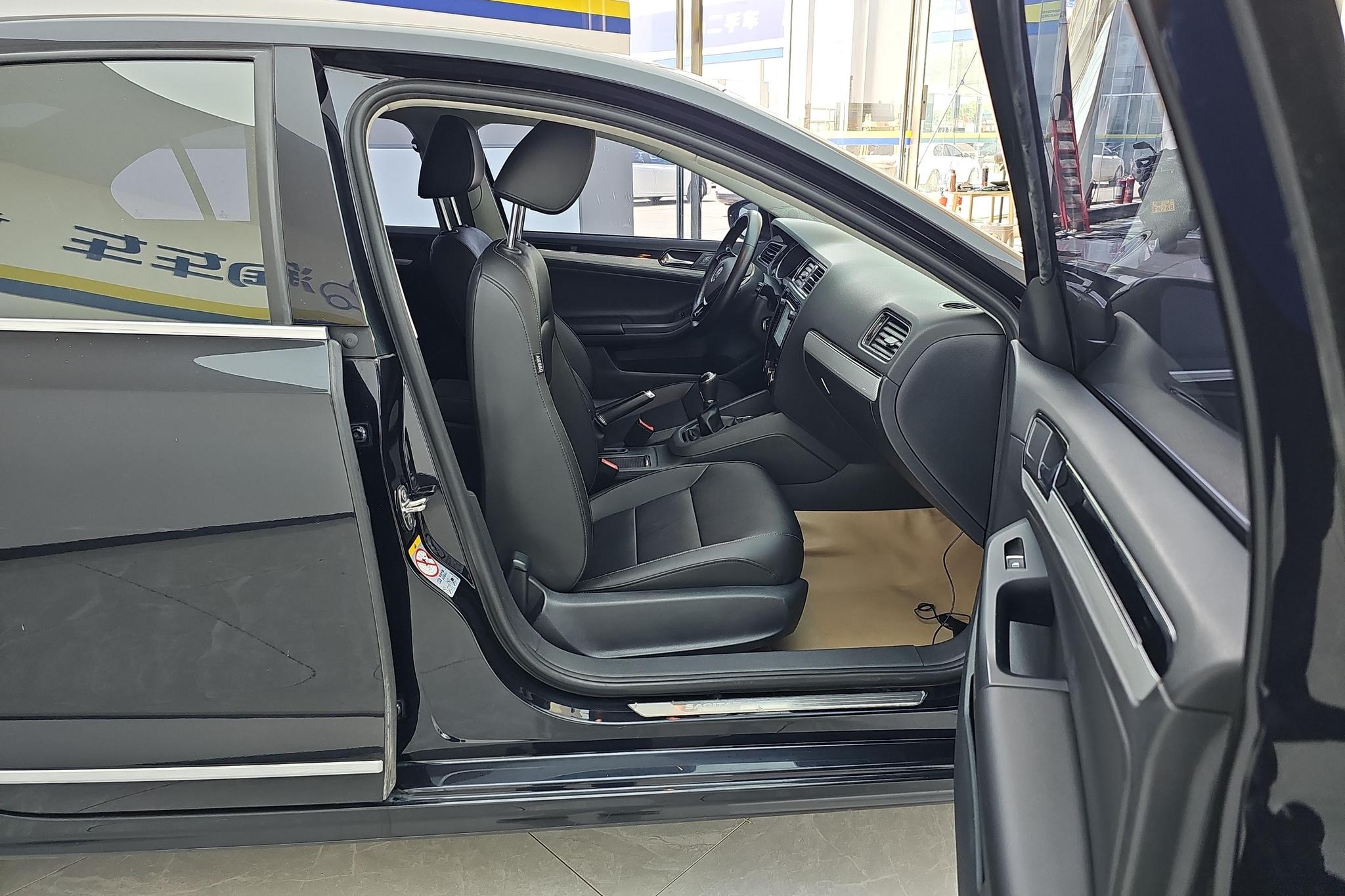 Volkswagen Sagitar 2015 1.6L MT Comfort