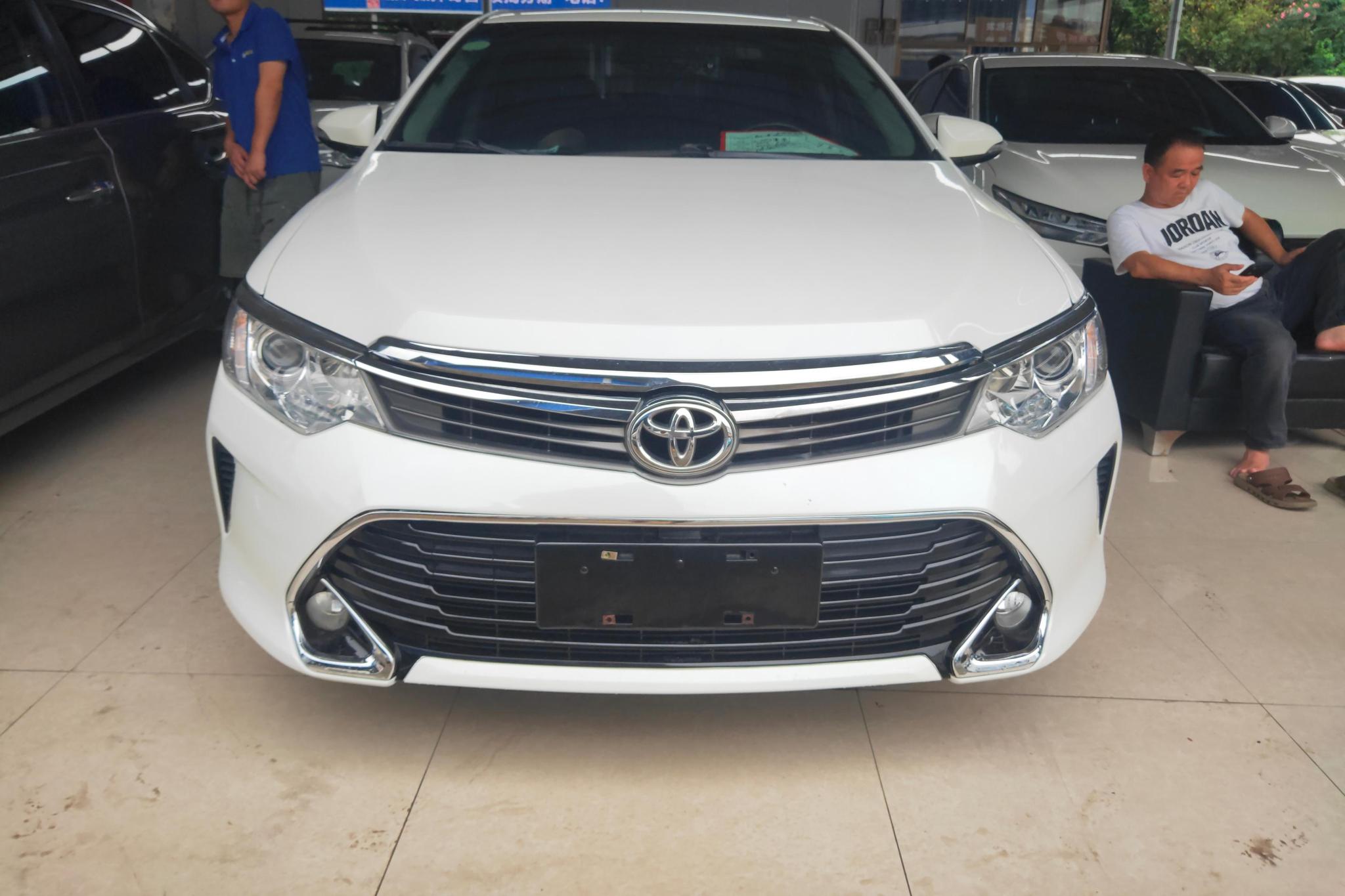 Toyota Camry 2015 2.0G Luxury