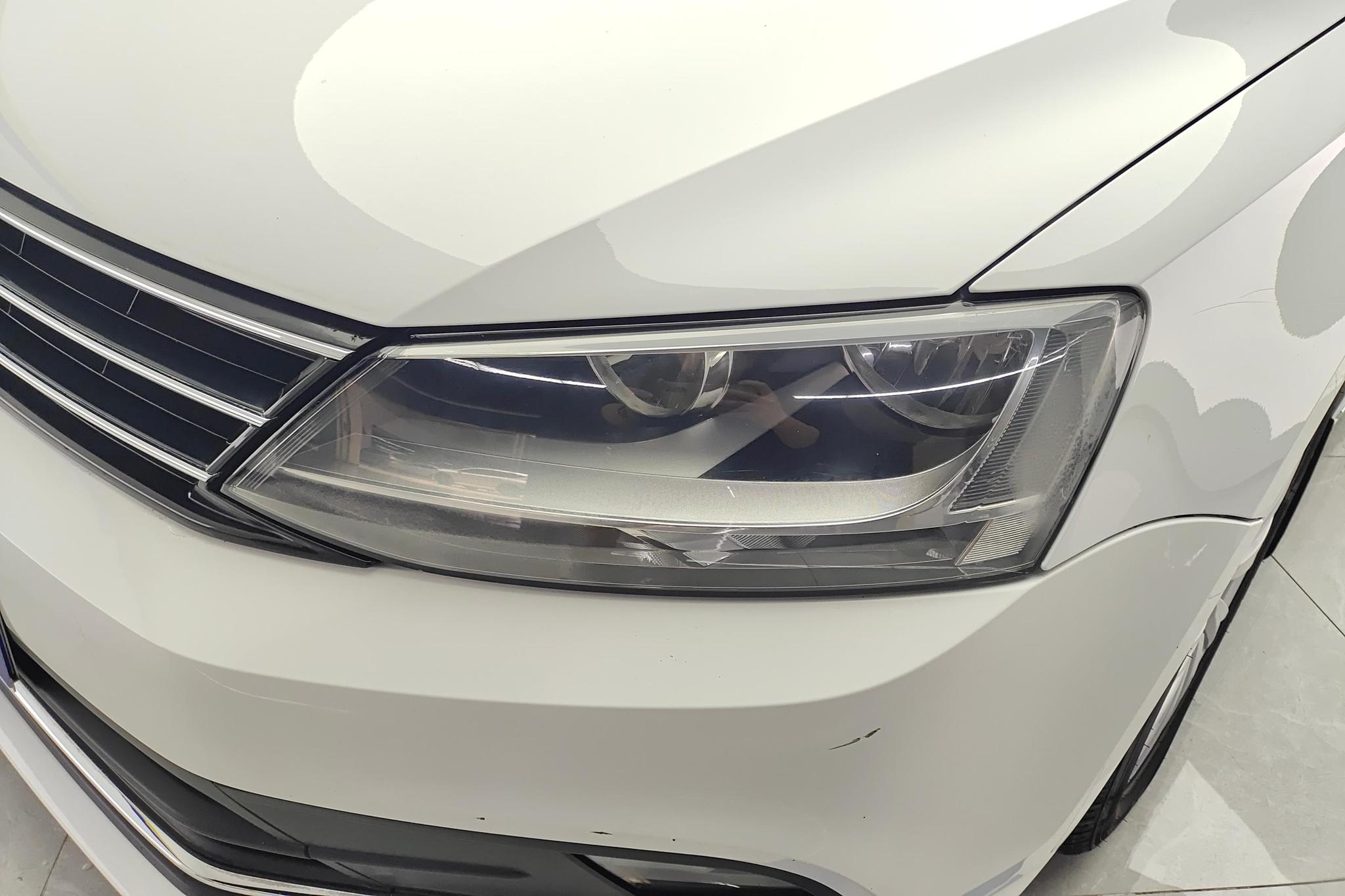 Volkswagen Sagitar 2015 1.6L AT Comfort