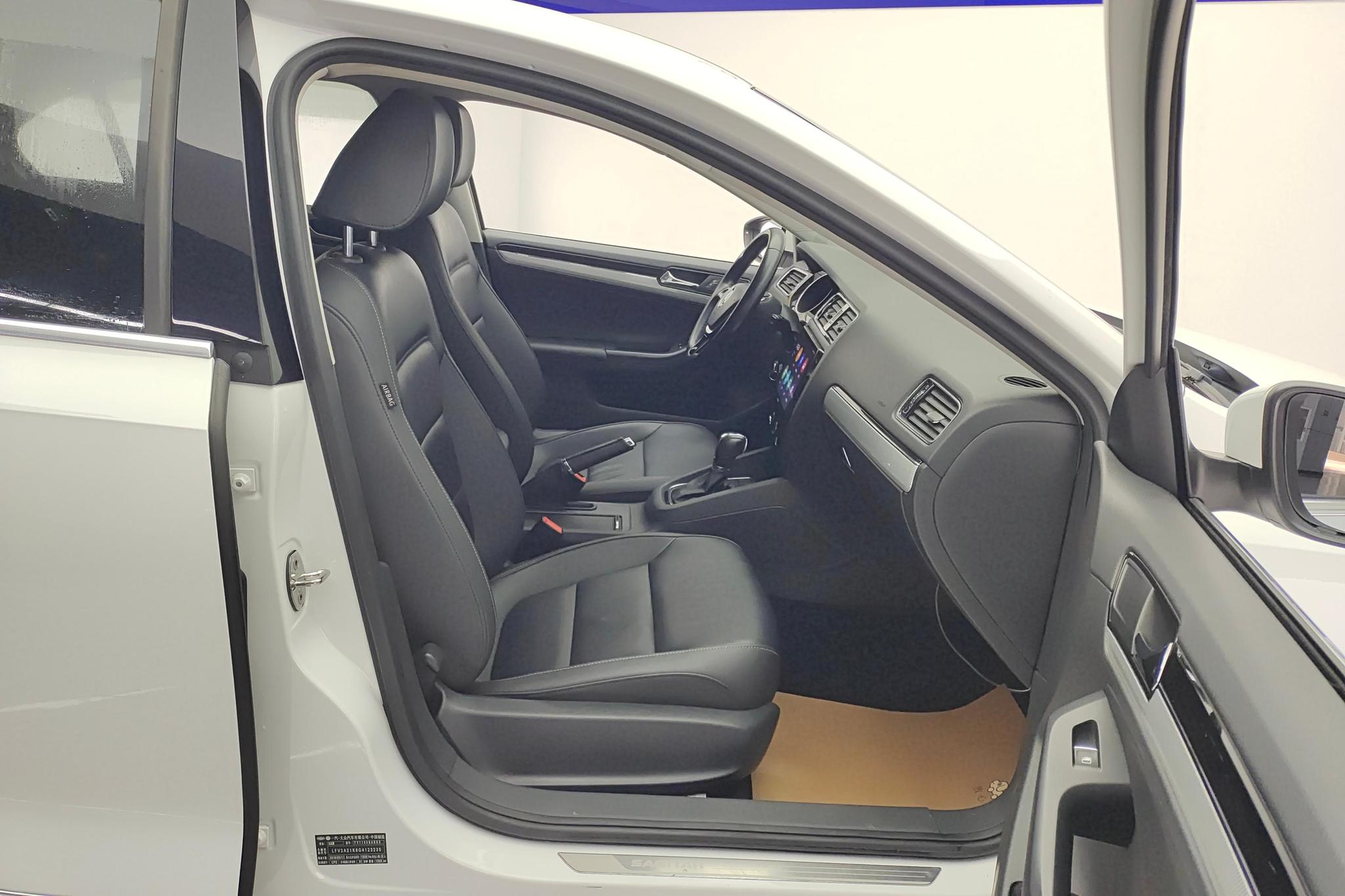 Volkswagen Sagitar 2015 1.6L AT Comfort