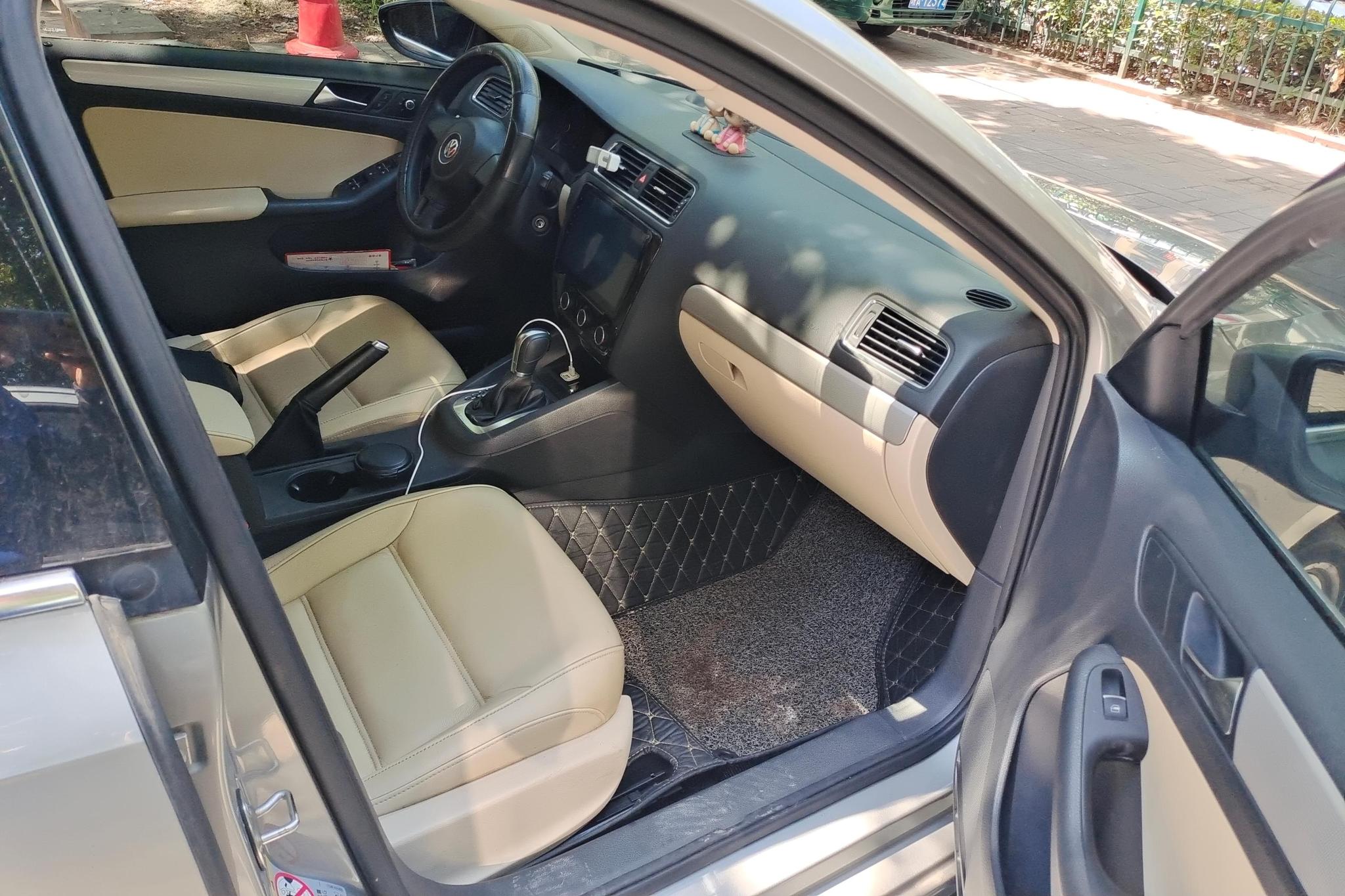 Volkswagen Sagitar 2012 1.6L AT Comfort