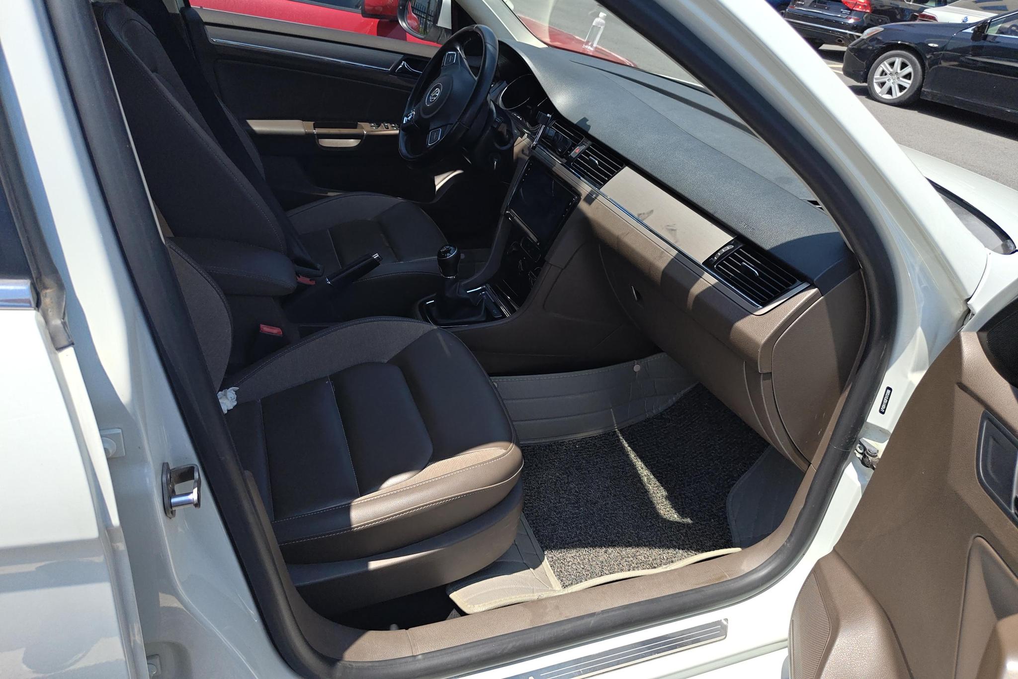Volkswagen Bora 2015 1.6L MT Fashion