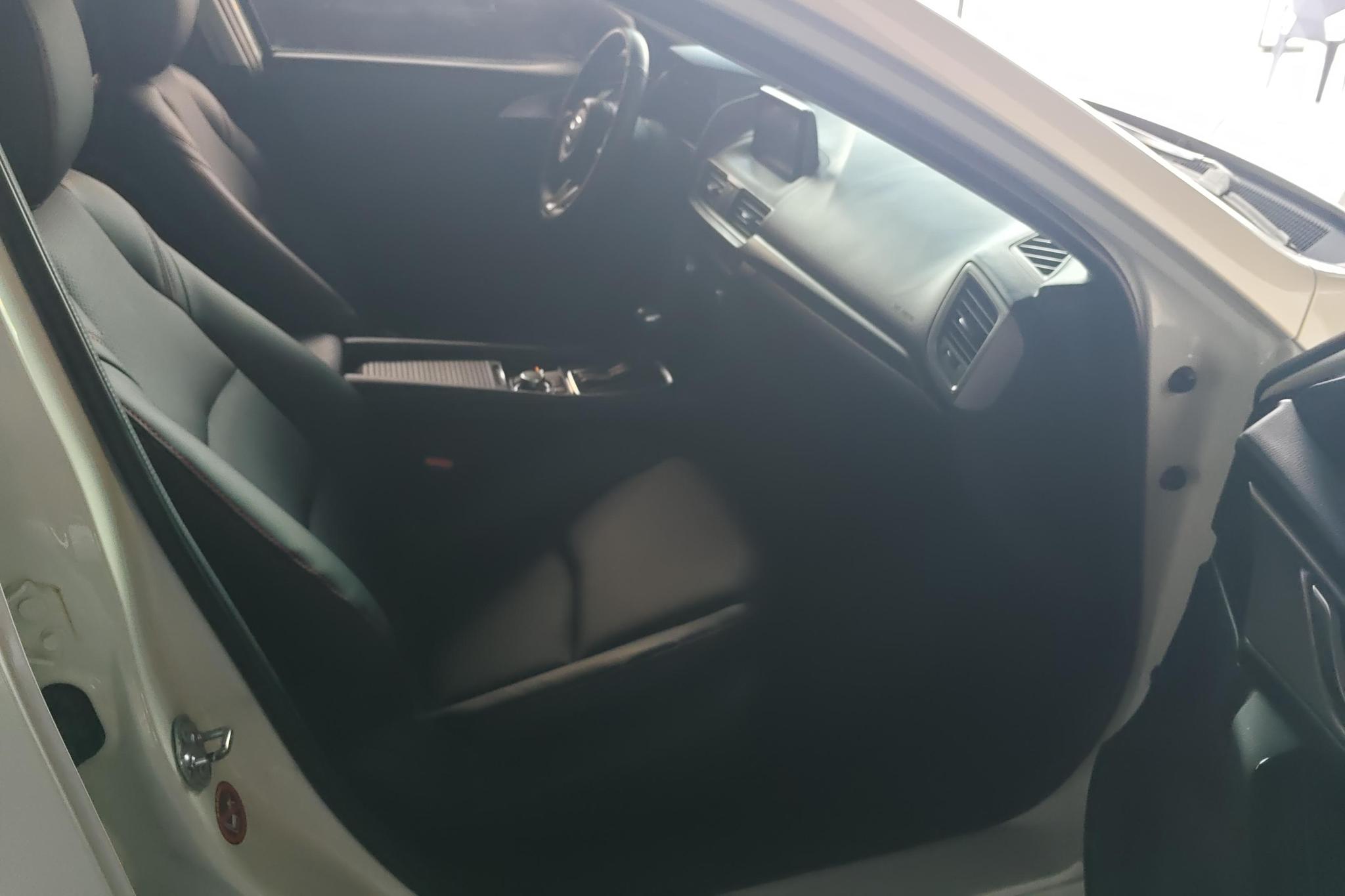 Mazda Mazda3 3 2017 1.5L AT Luxury V