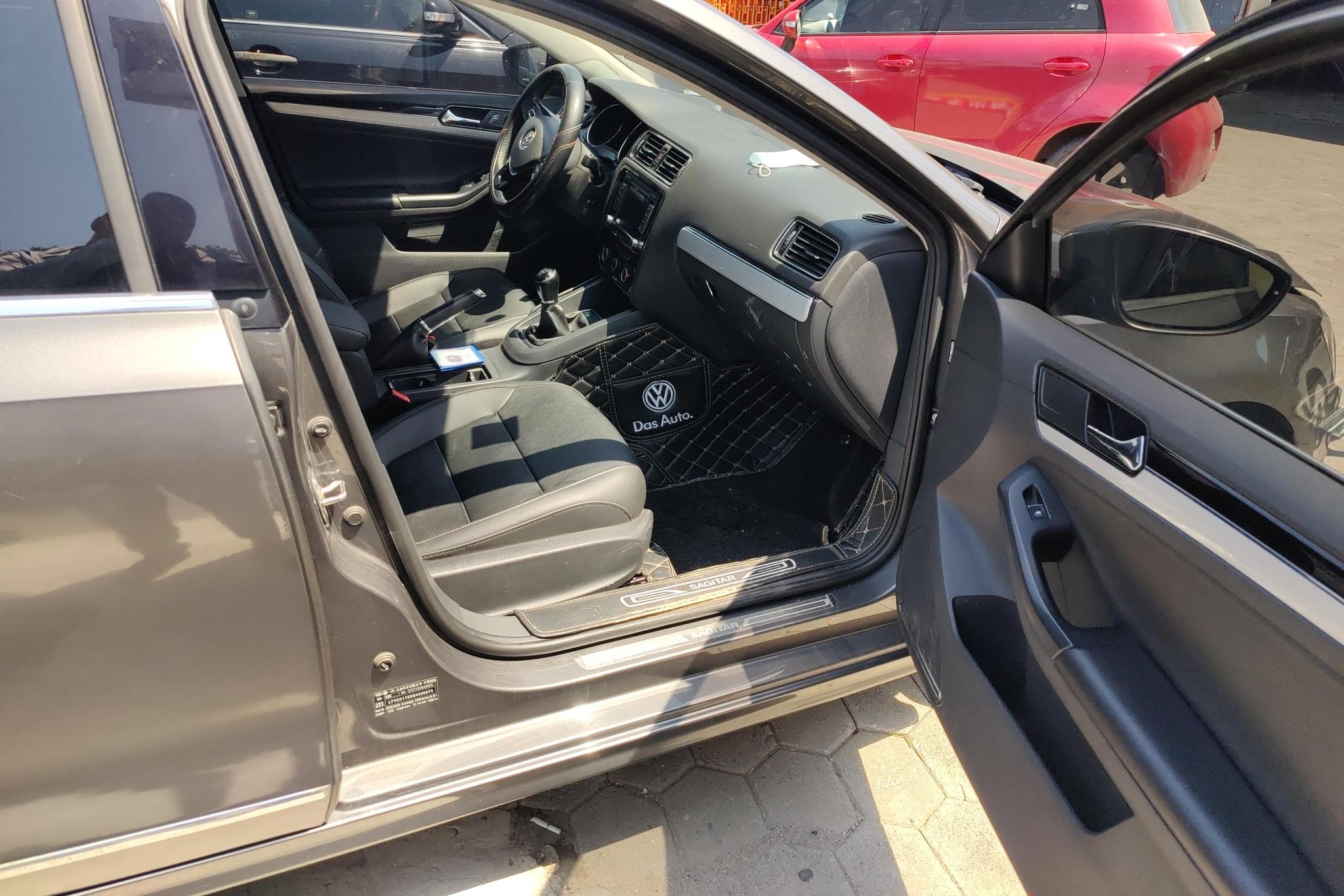 Volkswagen Sagitar 2015 1.6L MT Comfort
