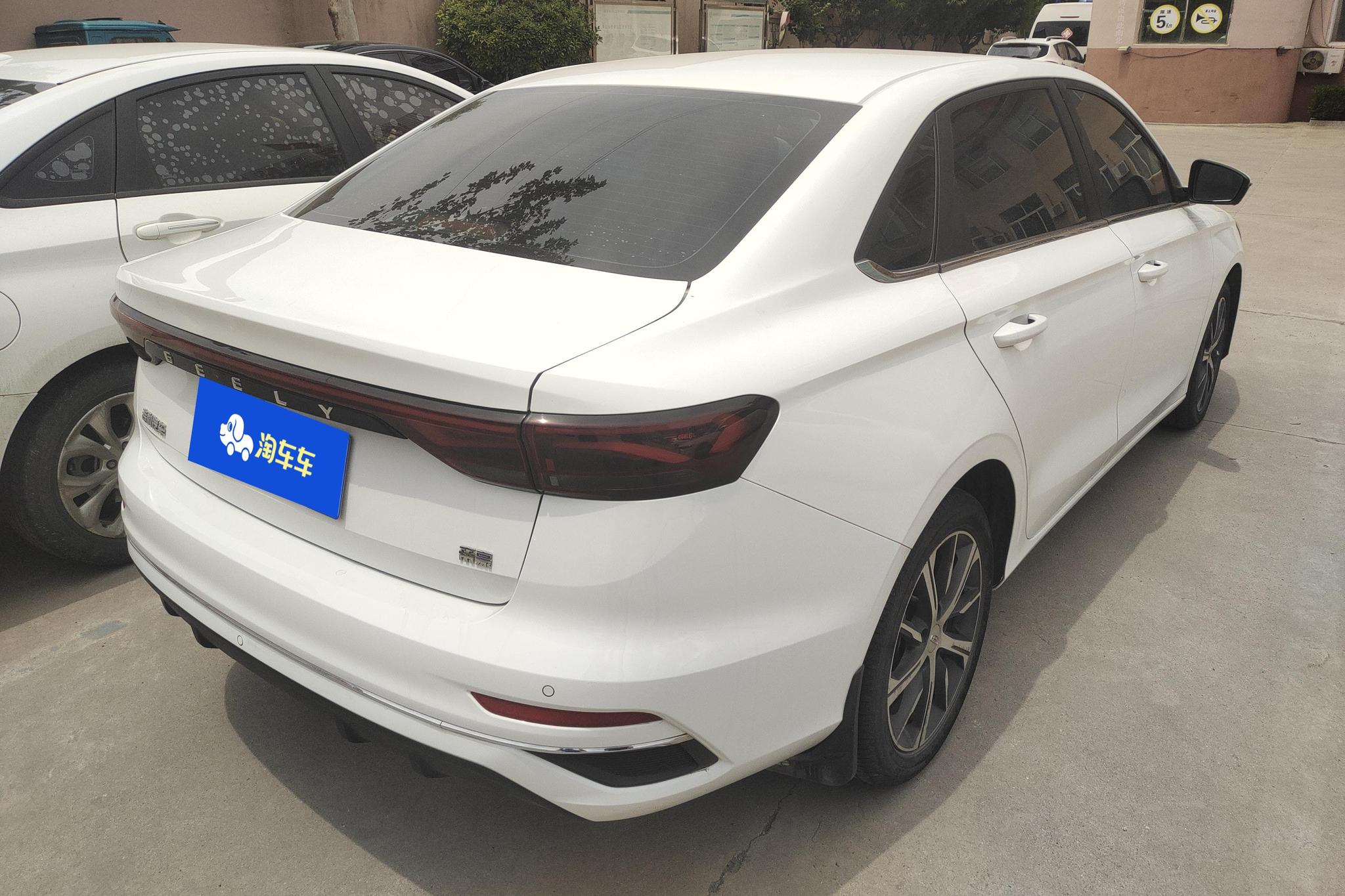 Geely Emgrand 2022 4 1.5L CVT Luxury