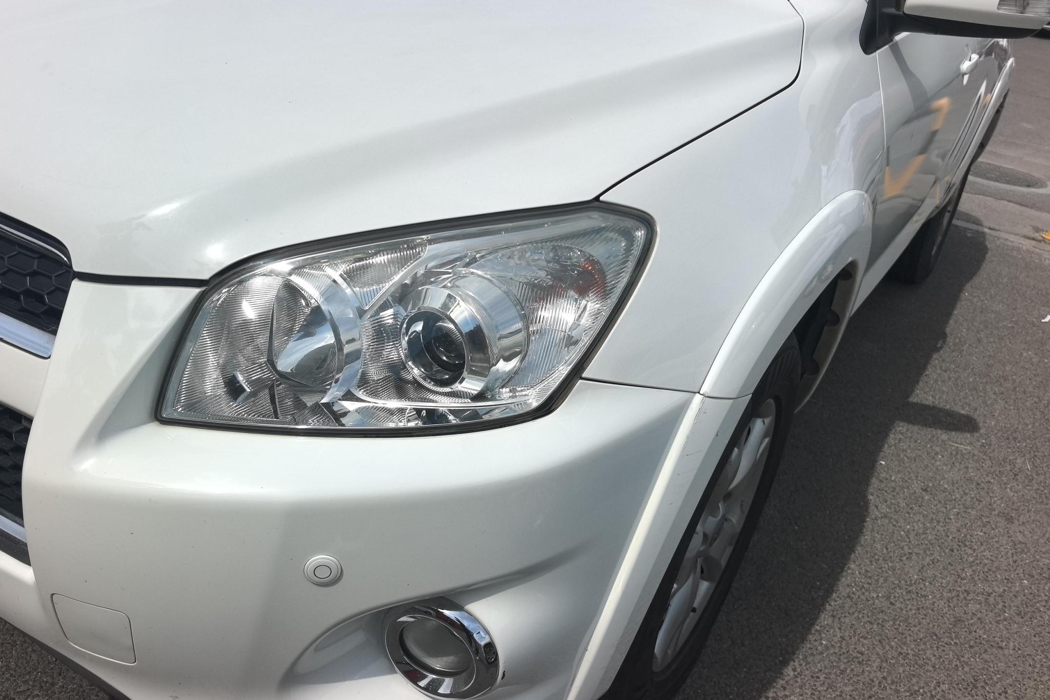 Toyota RAV4 2011 2.4L AT Luxury