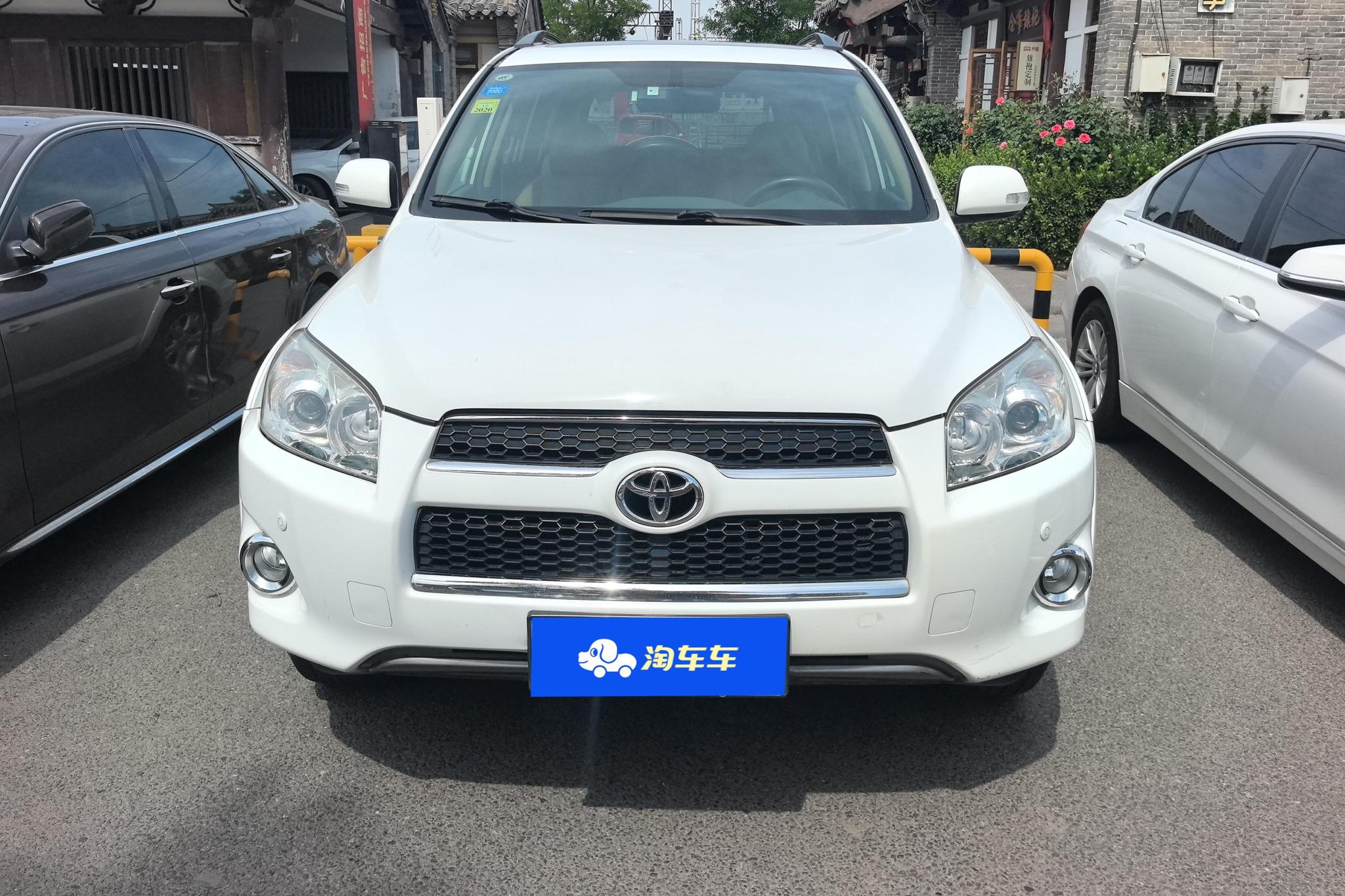 Toyota RAV4 2011 2.4L AT Luxury