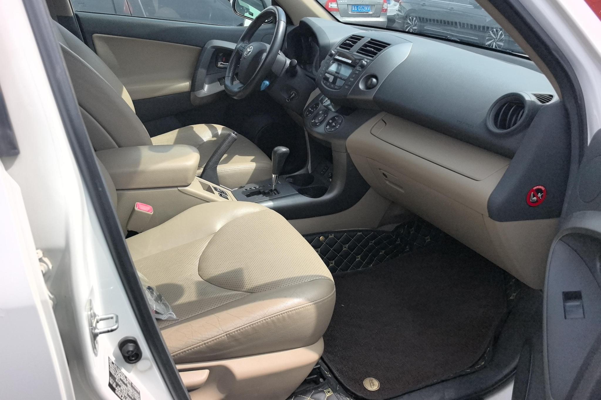 Toyota RAV4 2011 2.4L AT Luxury