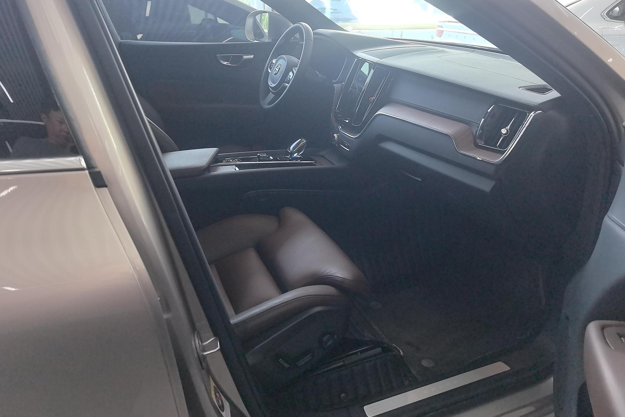Volvo XC60 2023 B5 Luxury