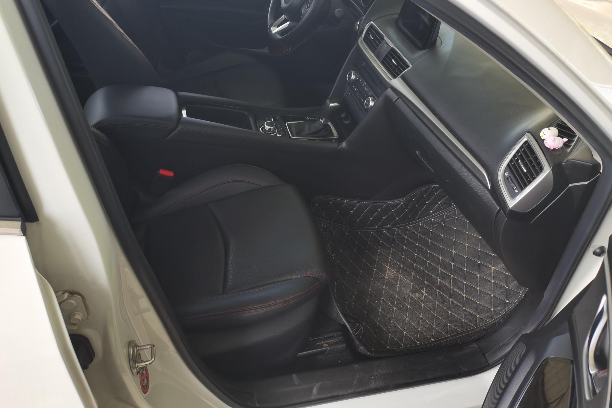 Mazda Mazda3 3 2017 1.5L AT Luxury V
